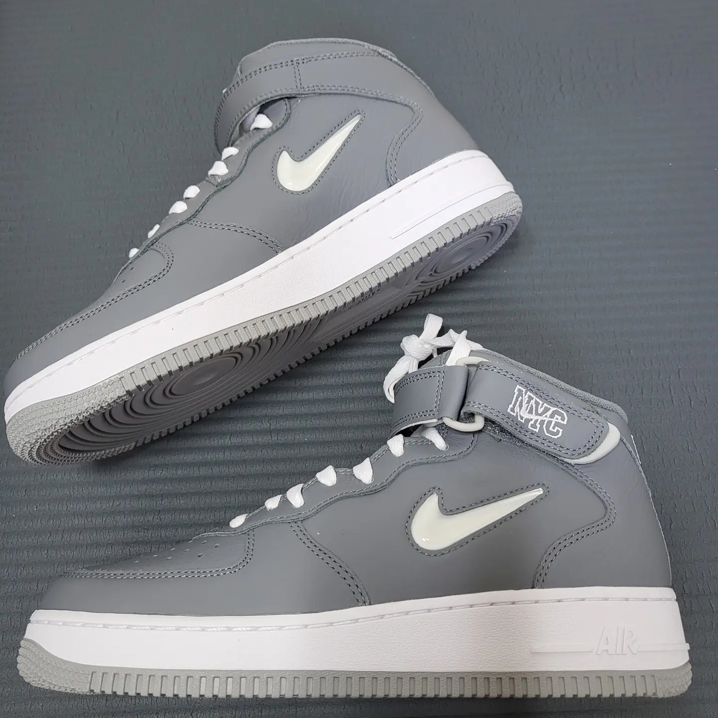 Nike Air Force 1 Mid QS NYC Cool Grey 착용 스타일 - 4