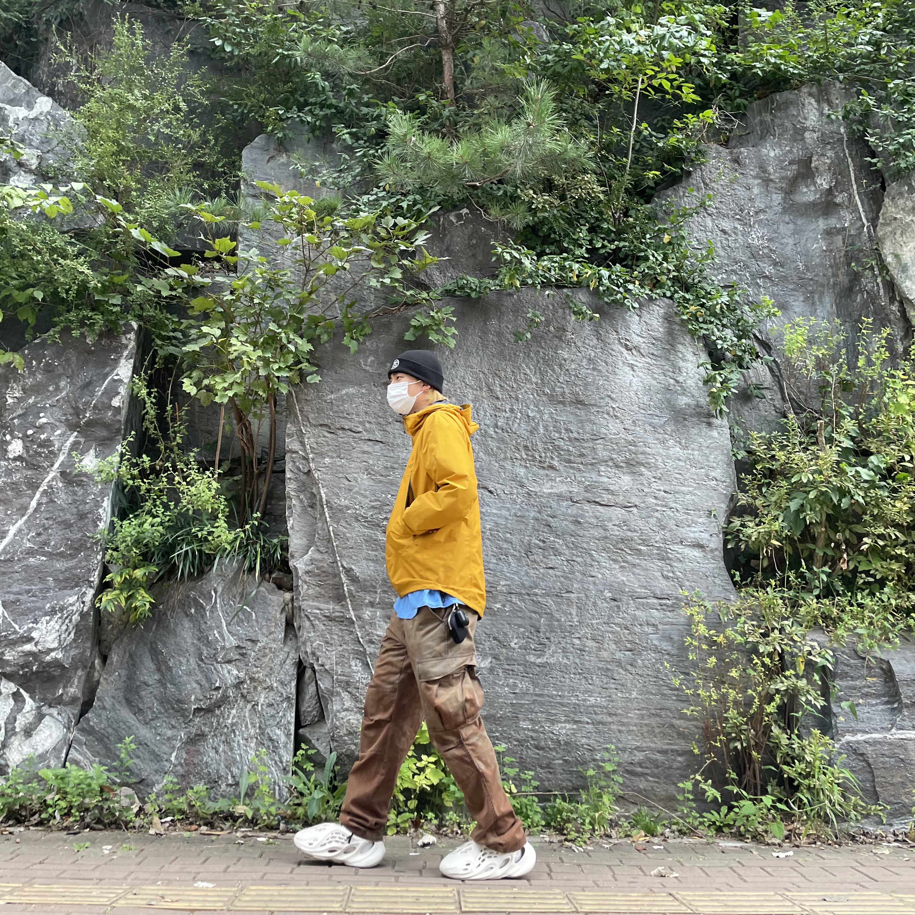 Adidas Yeezy Foam RNNR Sand 착용 스타일 - 1