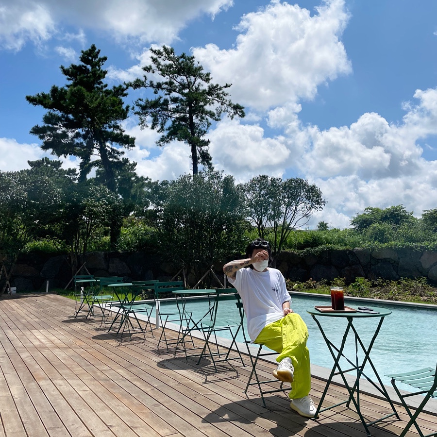 Nike x Stussy Beach Pants Bright Cactus 착용 스타일