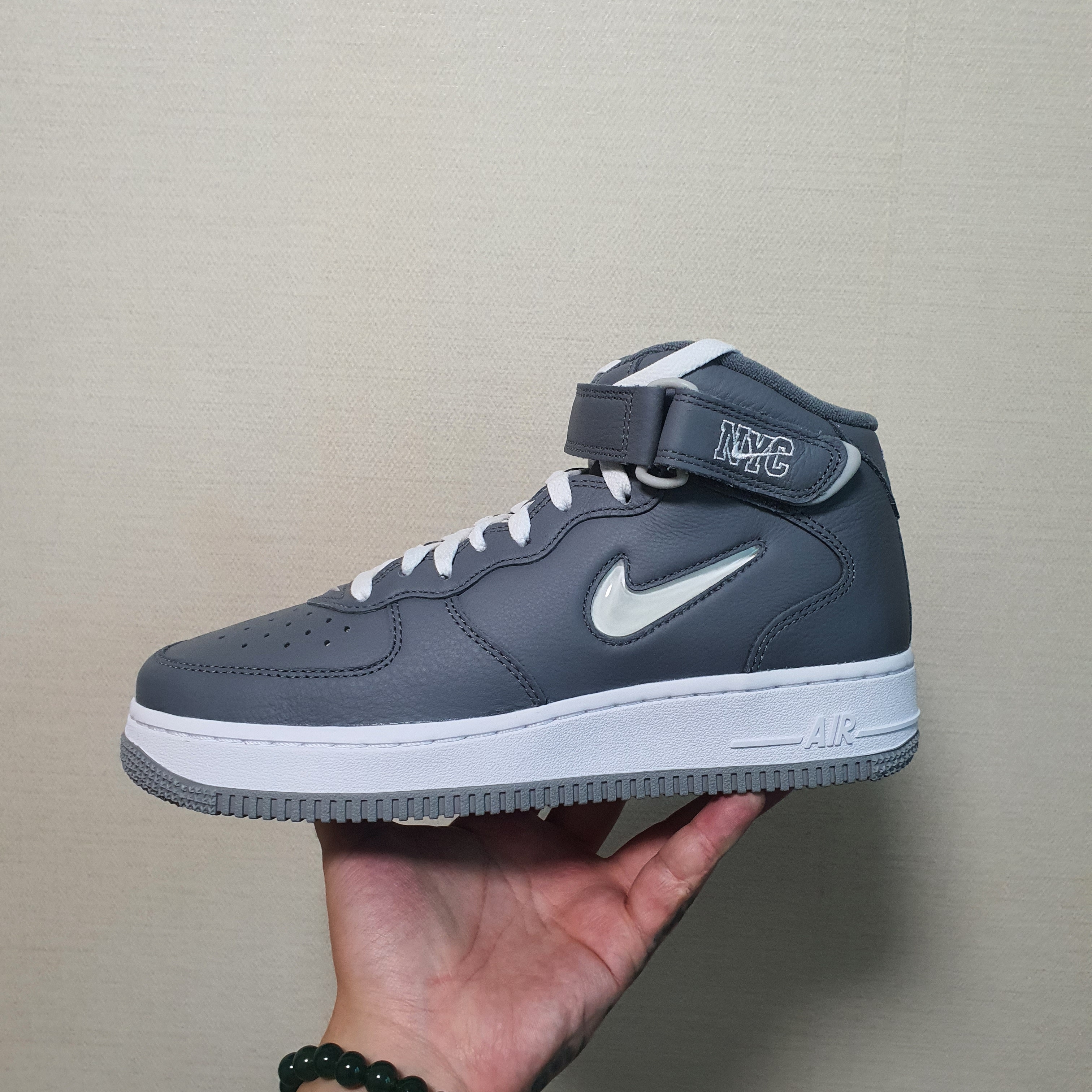 Nike Air Force 1 Mid QS NYC Cool Grey 착용 스타일