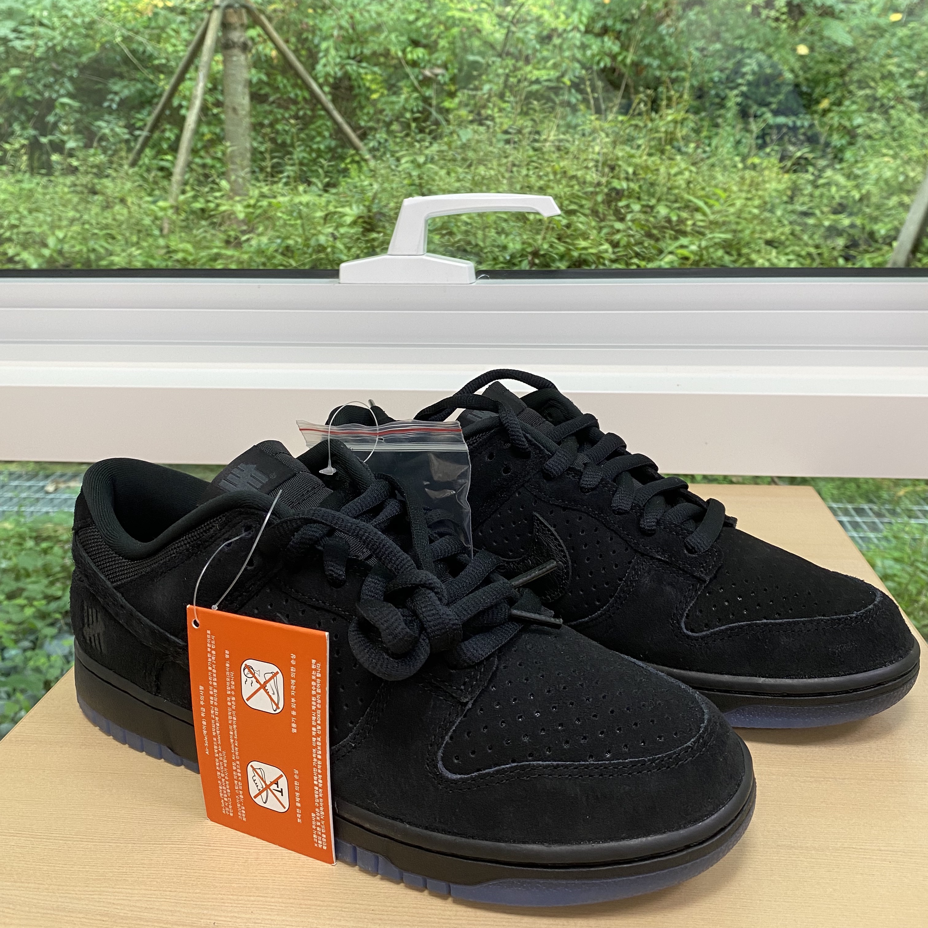 Nike x Undefeated Dunk Low SP 5 On It Black 착용 스타일 - 1