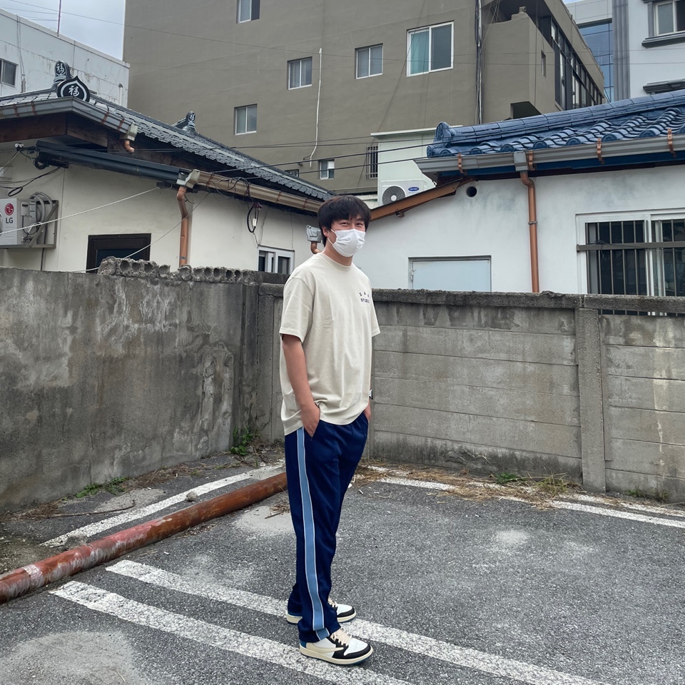 IAB Studio Pigment T-Shirt Oatmeal, IAB Studio Track Pants Navy - 21SS 착용 스타일 - 2