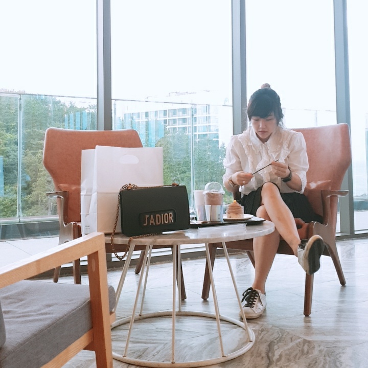 Golden Goose Superstar White Black Heel Tab Sneakers 착용 스타일