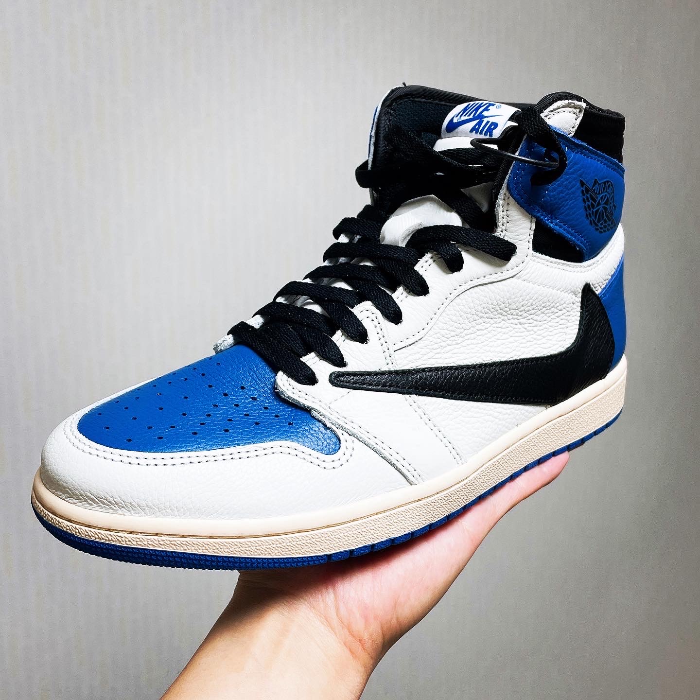 Jordan 1 x Travis Scott x Fragment Retro High OG SP Military Blue 착용 스타일 - 3