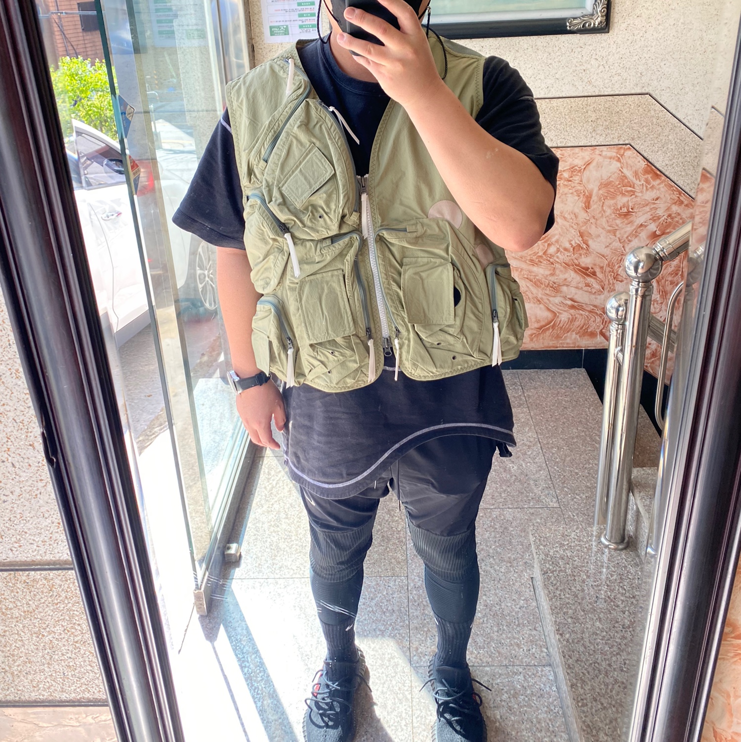 Nike NRG ISPA Utility Vest Medium Khaki, Nike x Off-White NRG RU Short Sleeve T-Shirt 착용 스타일