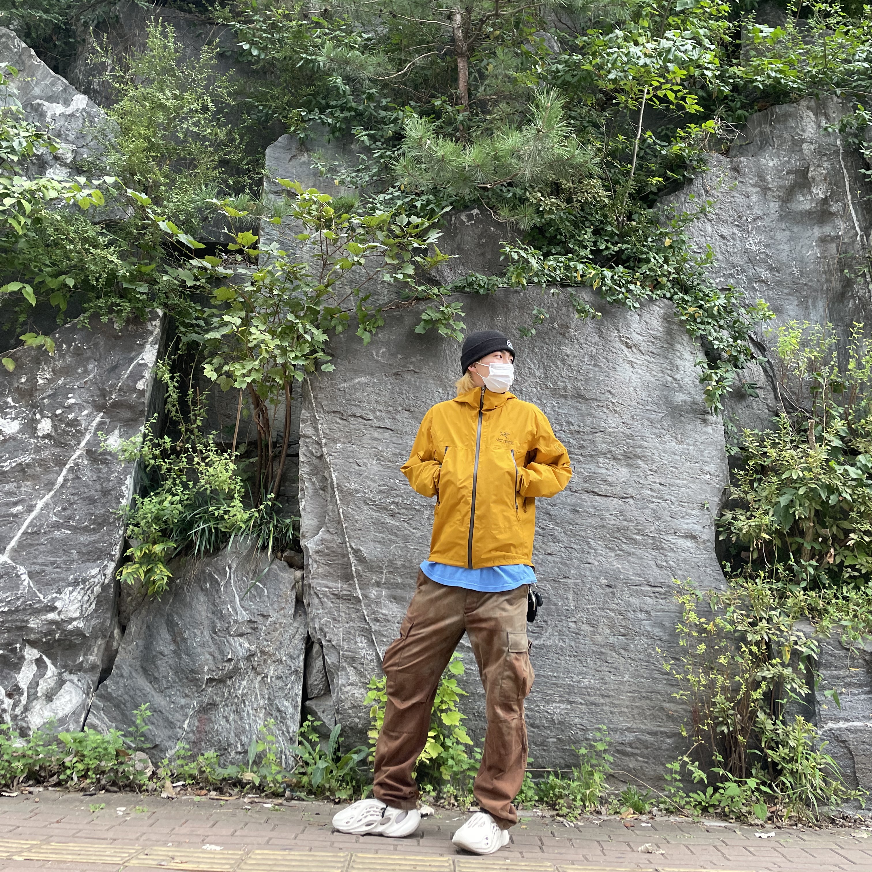 Adidas Yeezy Foam RNNR Sand 착용 스타일 - 2