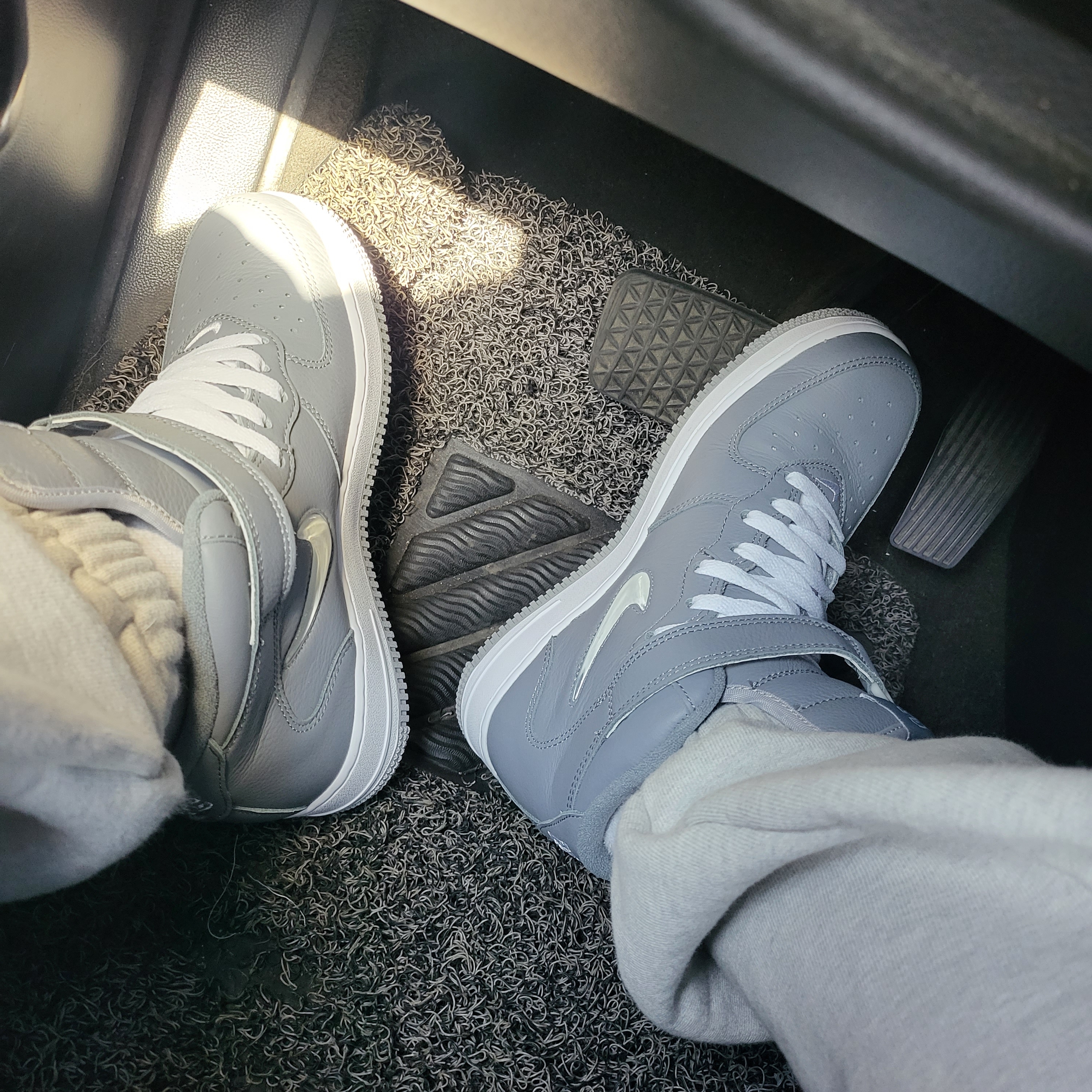 Nike Air Force 1 Mid QS NYC Cool Grey 착용 스타일