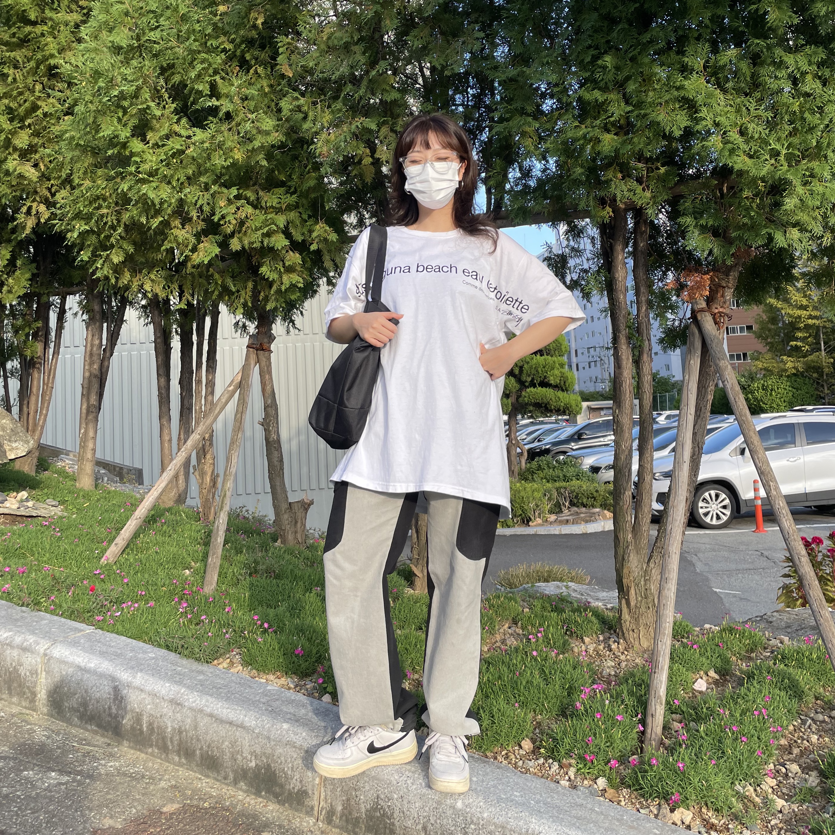 Stussy x CDG Laguna Beach T-Shirt White, Nike Air Force 1 '07 Low Vast Grey Black 착용 스타일