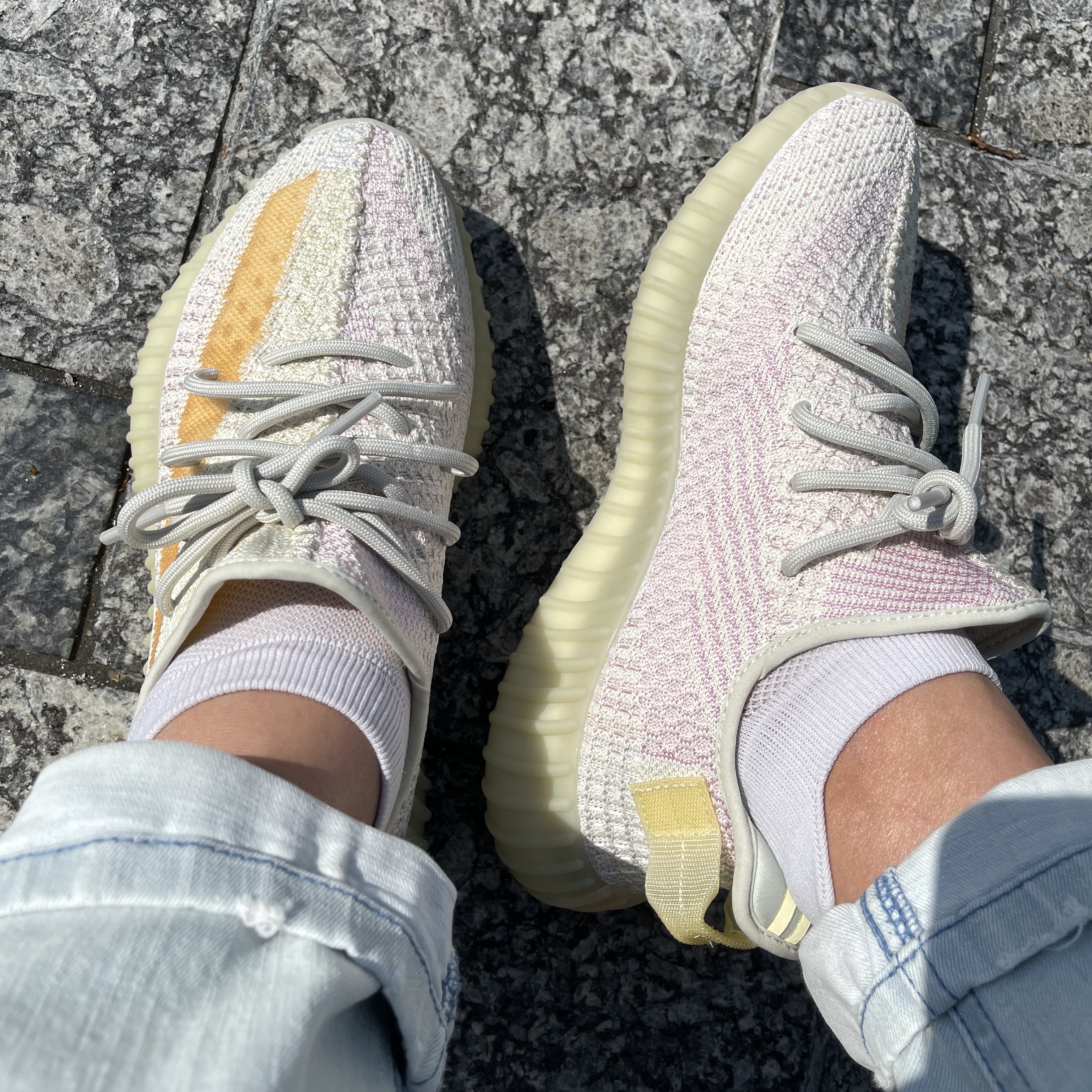 Adidas Yeezy Boost 350 V2 Light 착용 스타일