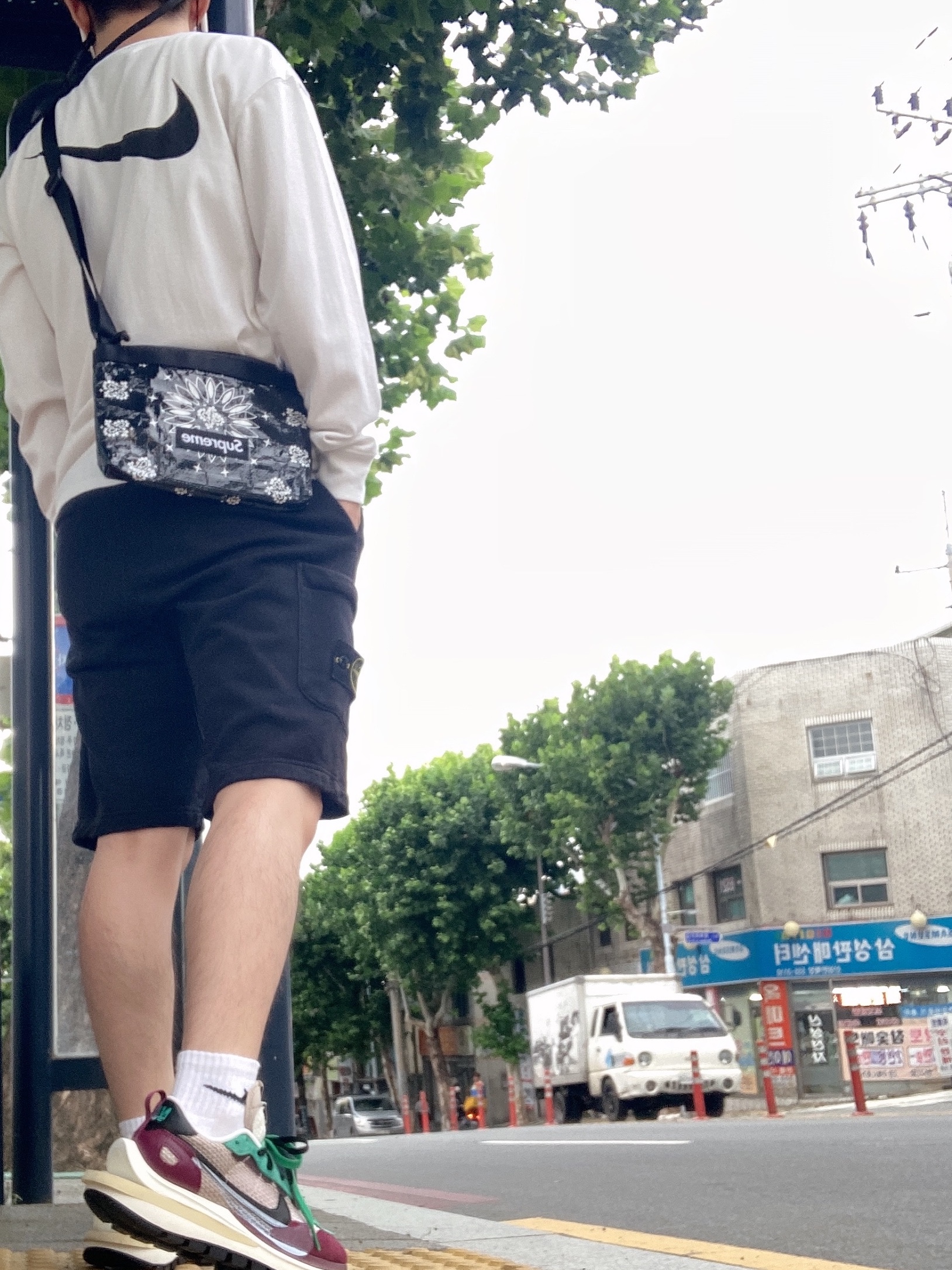 Nike x Sacai VaporWaffle String & Black Villain Red, Supreme Bandana Tarp Side Bag Black - 21SS 착용 스타일