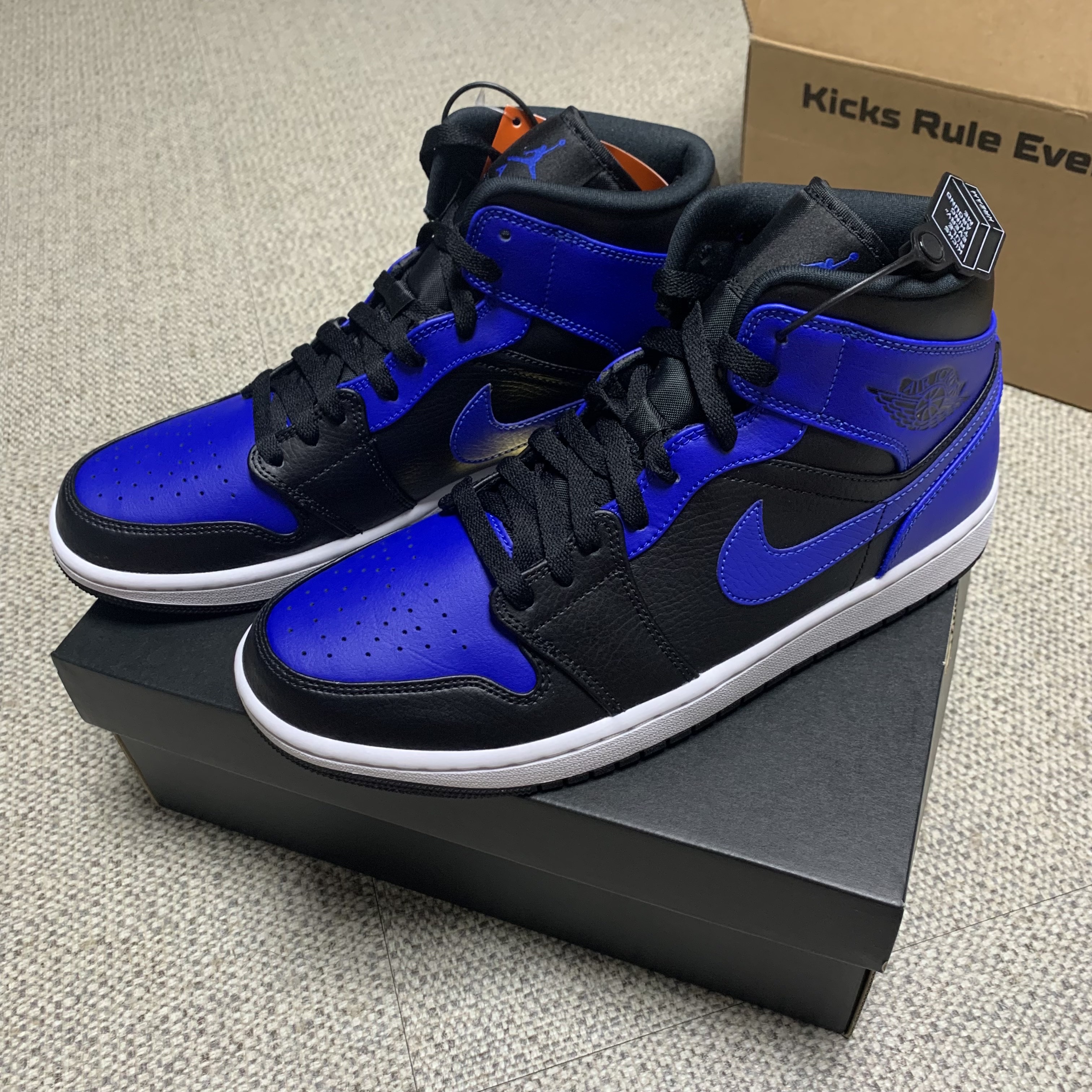 Jordan 1 Mid Black Hyper Royal 착용 스타일 - 3