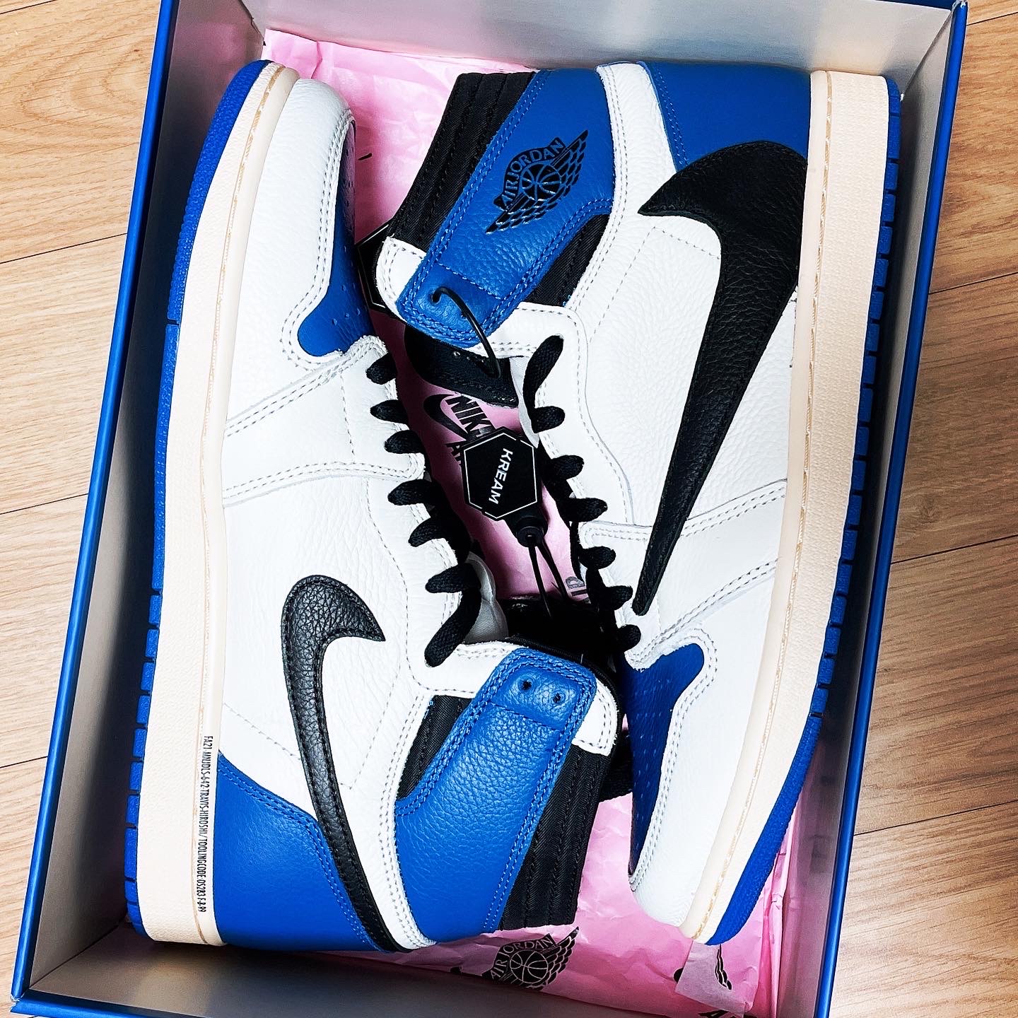 Jordan 1 x Travis Scott x Fragment Retro High OG SP Military Blue 착용 스타일 - 5