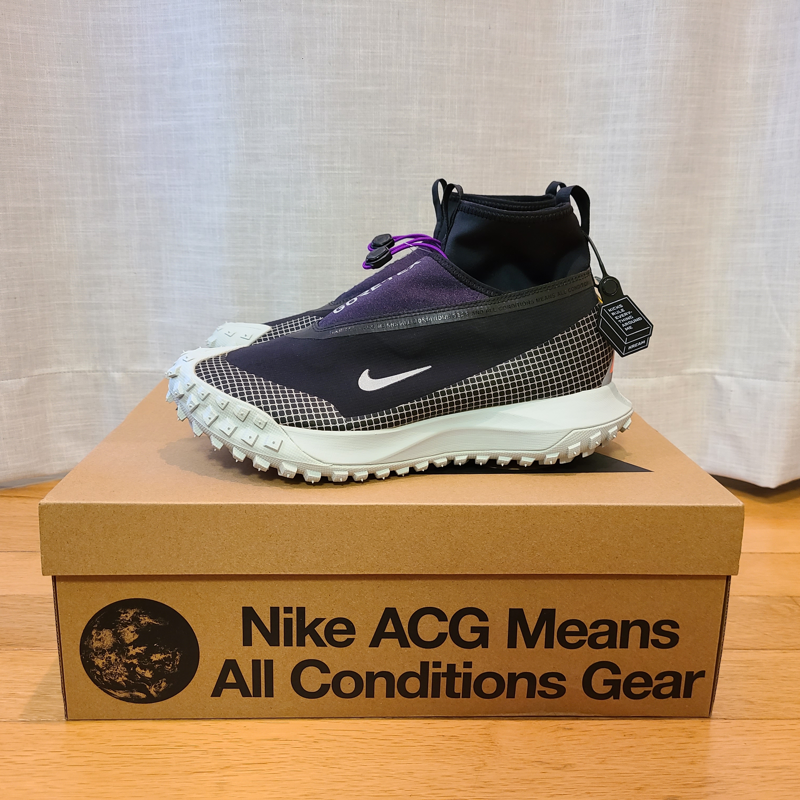 Nike ACG Mountain Fly Gore-Tex Metallic Silver, Nike x Matthew M Williams NRG Socks White 착용 스타일 - 1