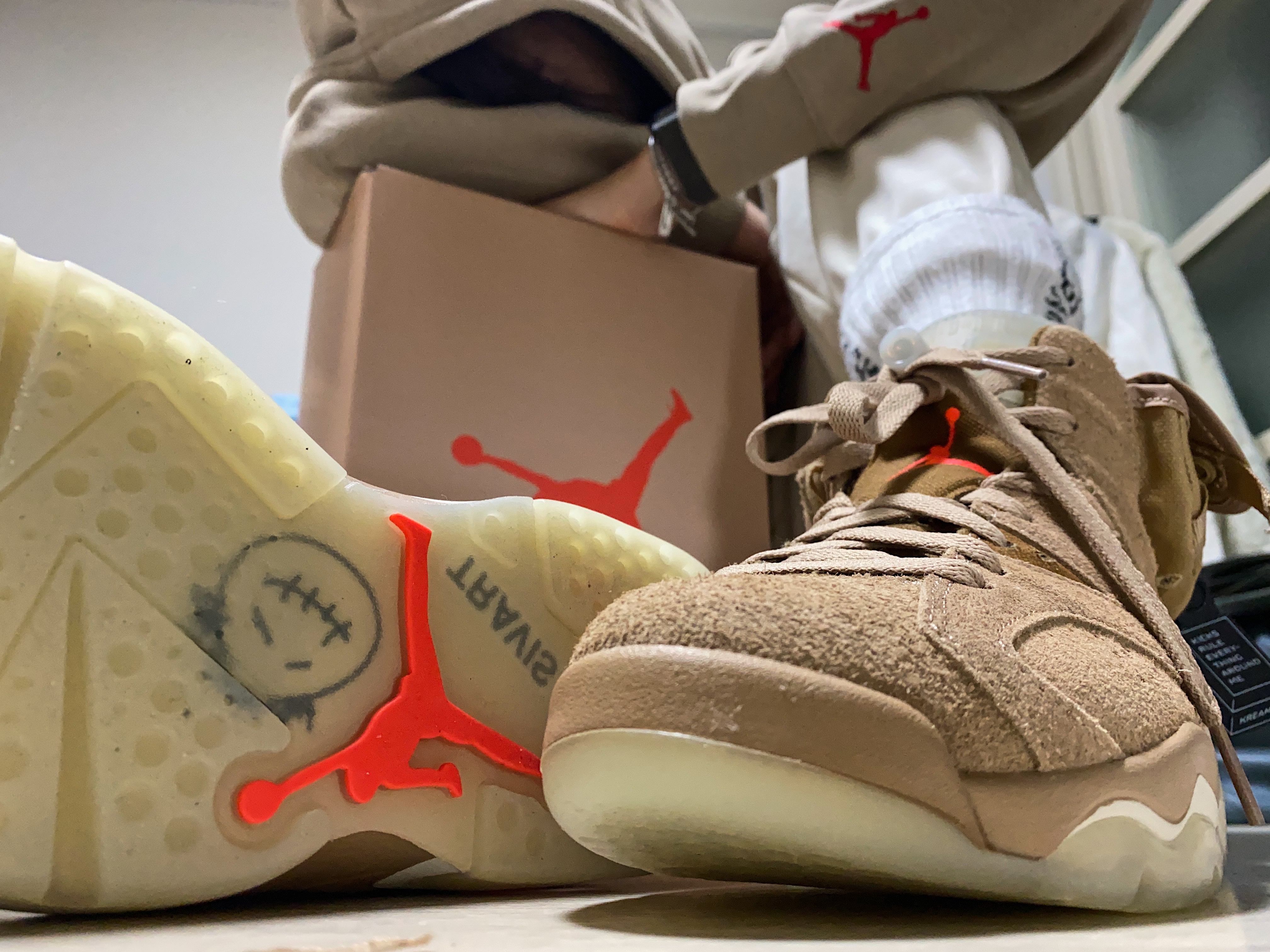 Jordan 6 x Travis Scott Retro SP British Khaki, Jordan x Travis Scott Pullover Hoodie - Asia 착용 스타일