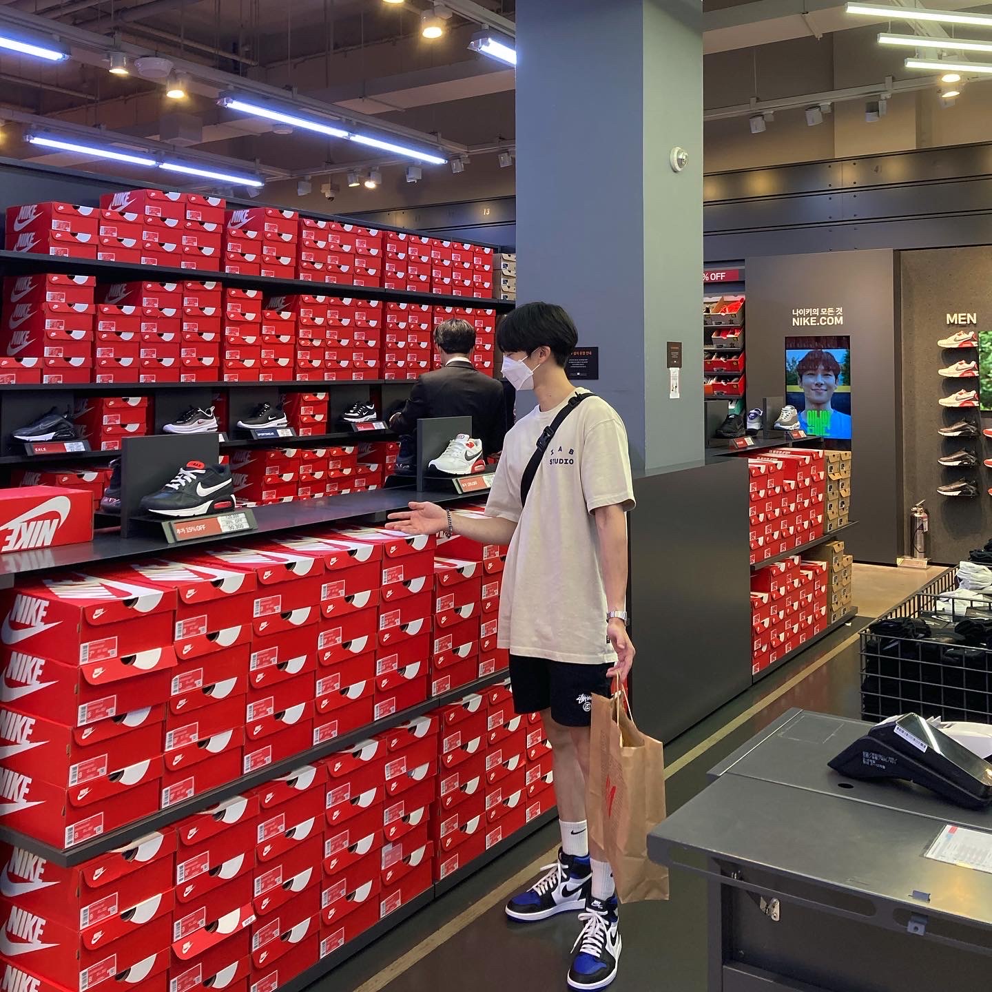 Jordan 1 Retro High OG Royal Toe, IAB Studio Pigment T-Shirt Oatmeal 착용 스타일