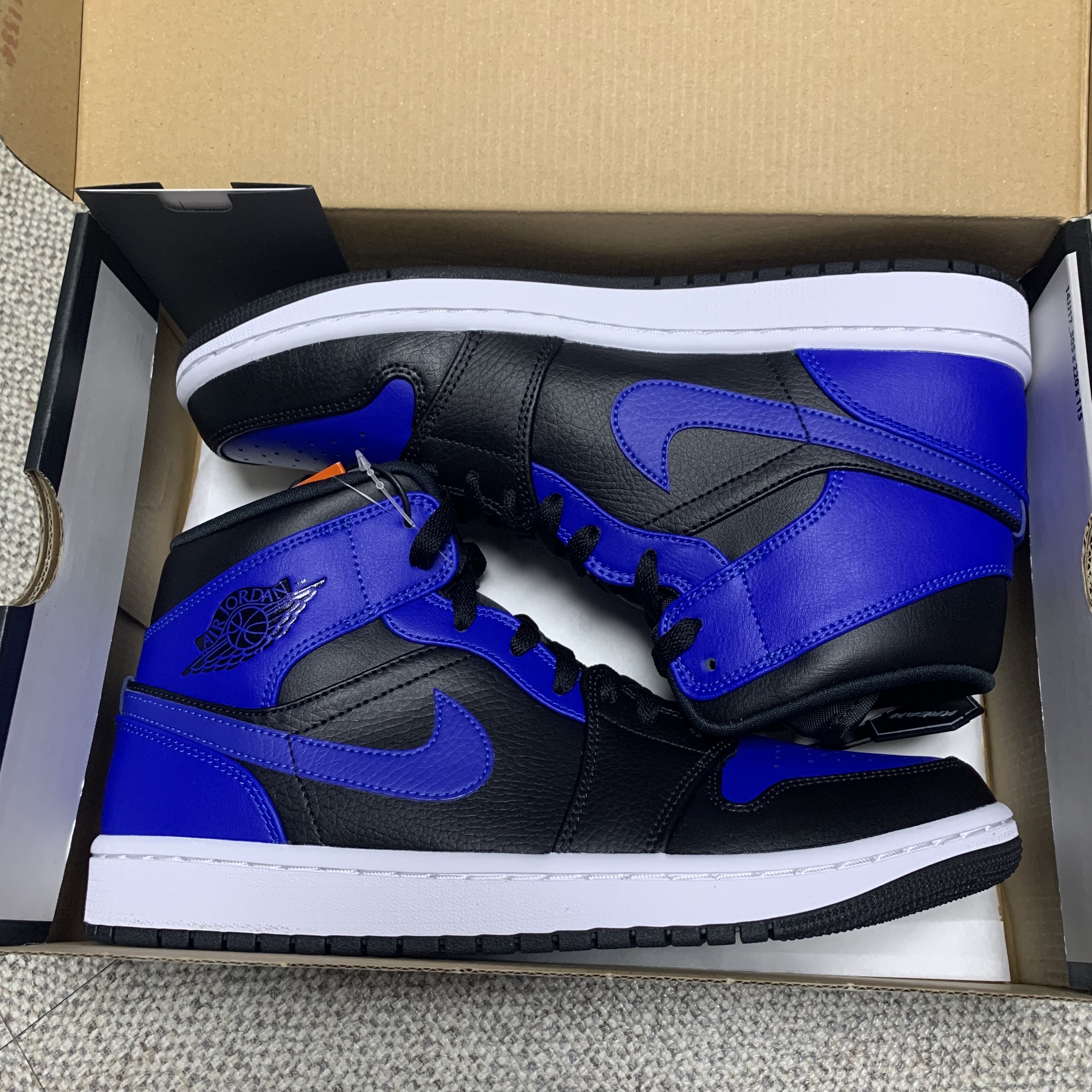 Jordan 1 Mid Black Hyper Royal 착용 스타일 - 2