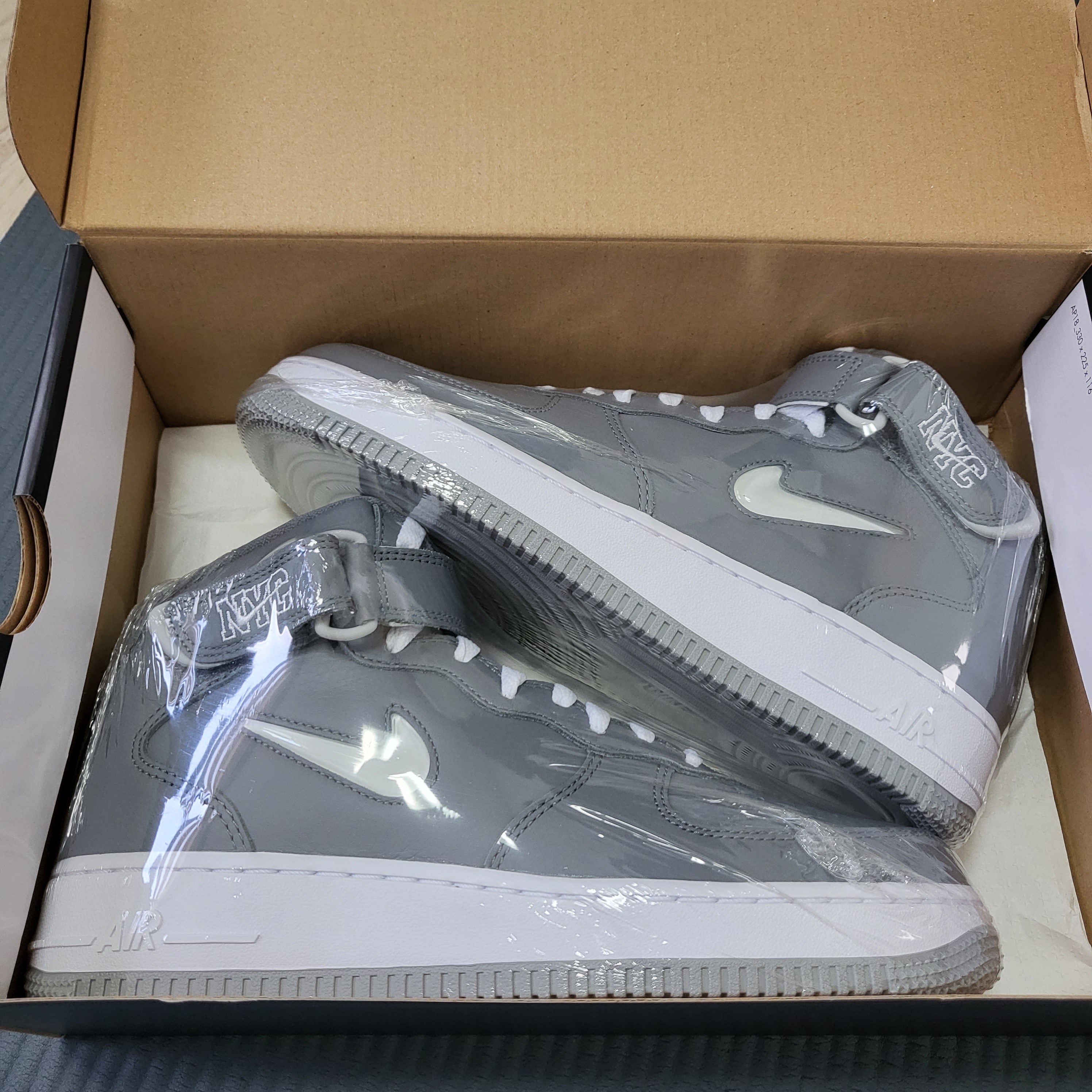 Nike Air Force 1 Mid QS NYC Cool Grey 착용 스타일 - 1