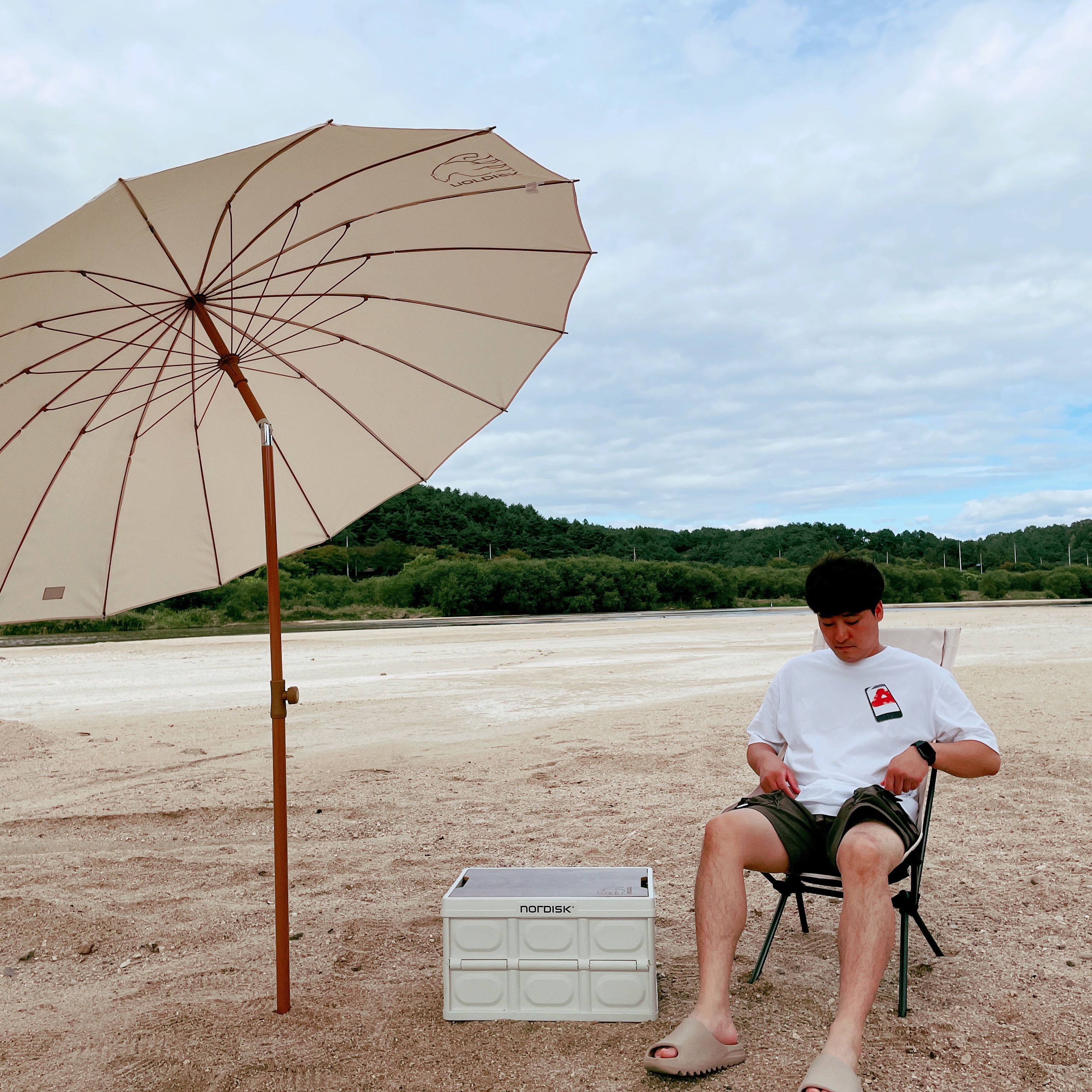 Nike ACG Cargo Shorts Ironstone - Asia, Adidas Yeezy Slide Pure 착용 스타일