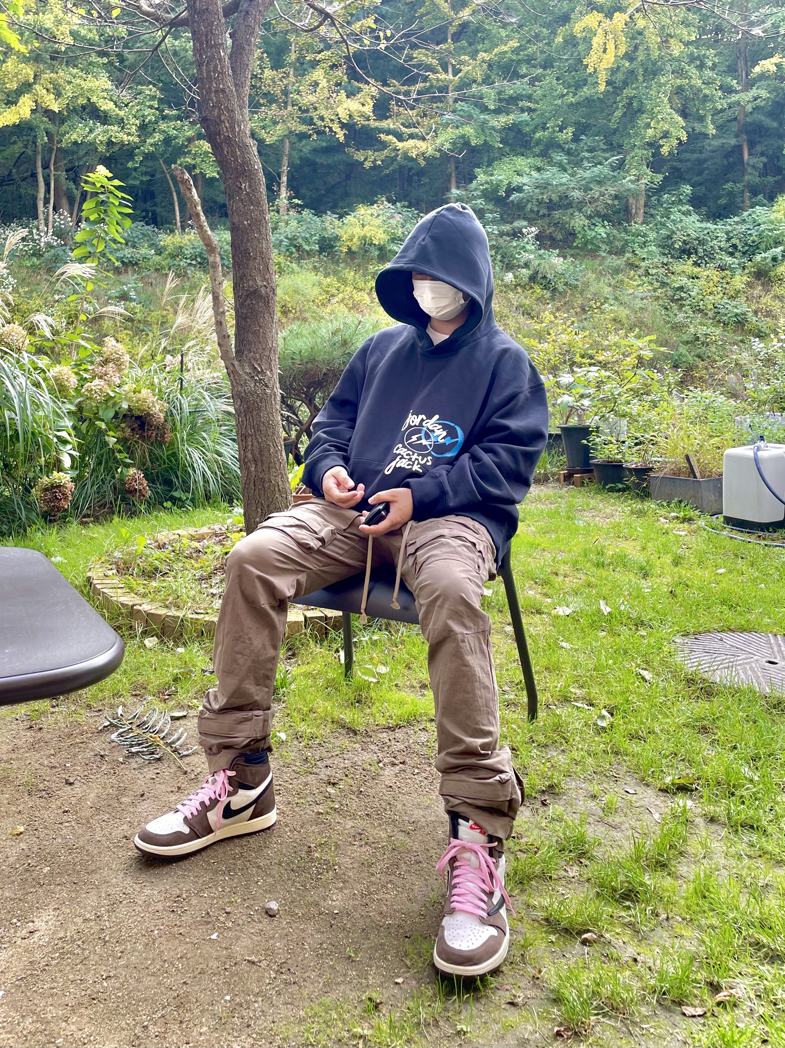 Jordan x Travis Scott x Fragment Hoodie Black (DJ0615-010), Jordan 1 x Travis Scott Retro High OG SP Mocha 착용 스타일 - 2