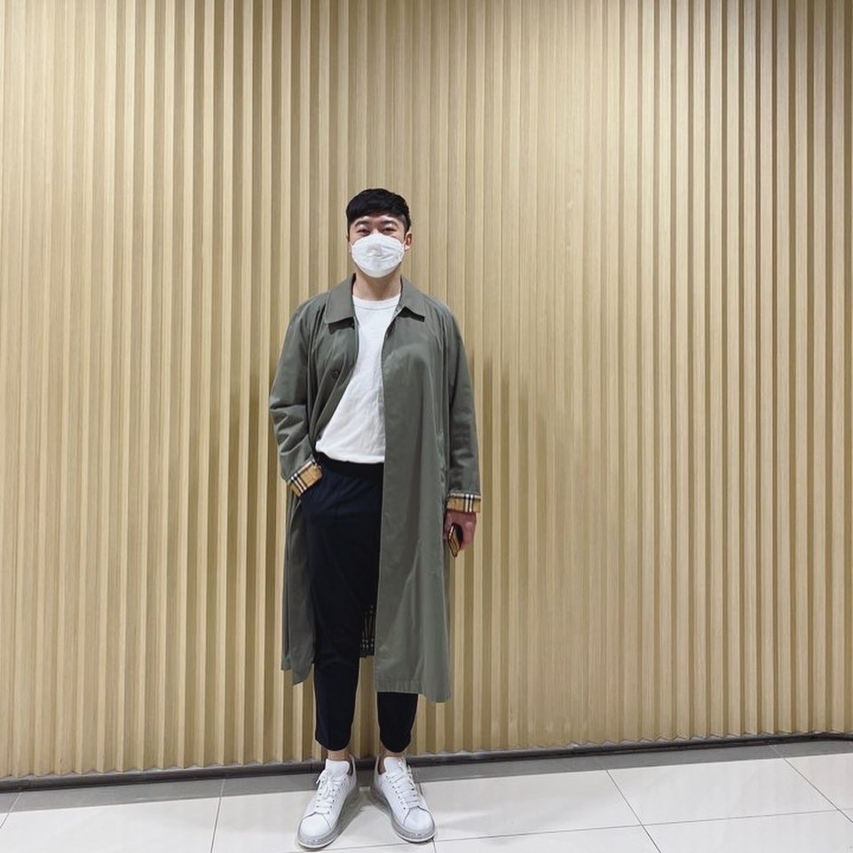 Alexander McQueen Oversized Sneakers Clear Sole White Black 착용 스타일