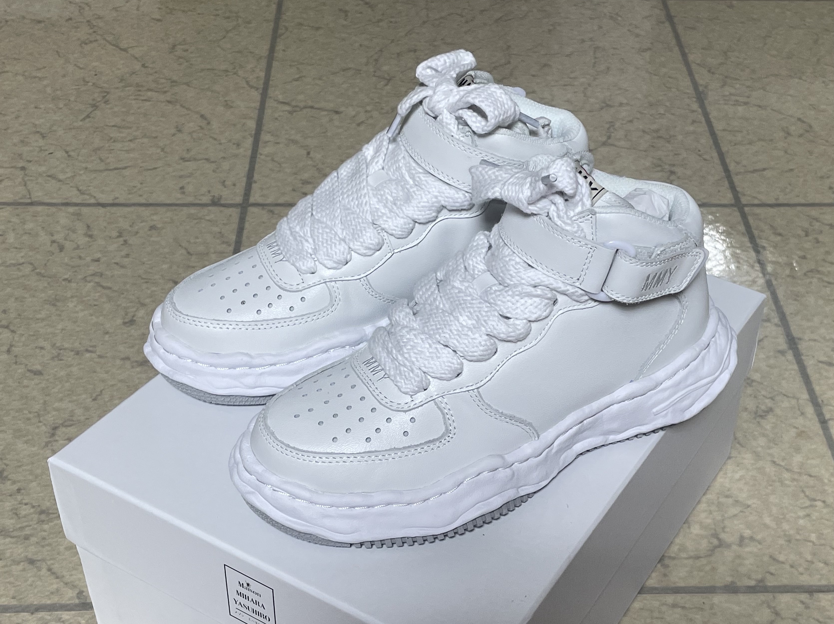 Maison Mihara Yasuhiro Wayne OG Sole Leather High-top Sneakers White 착용 스타일 - 1