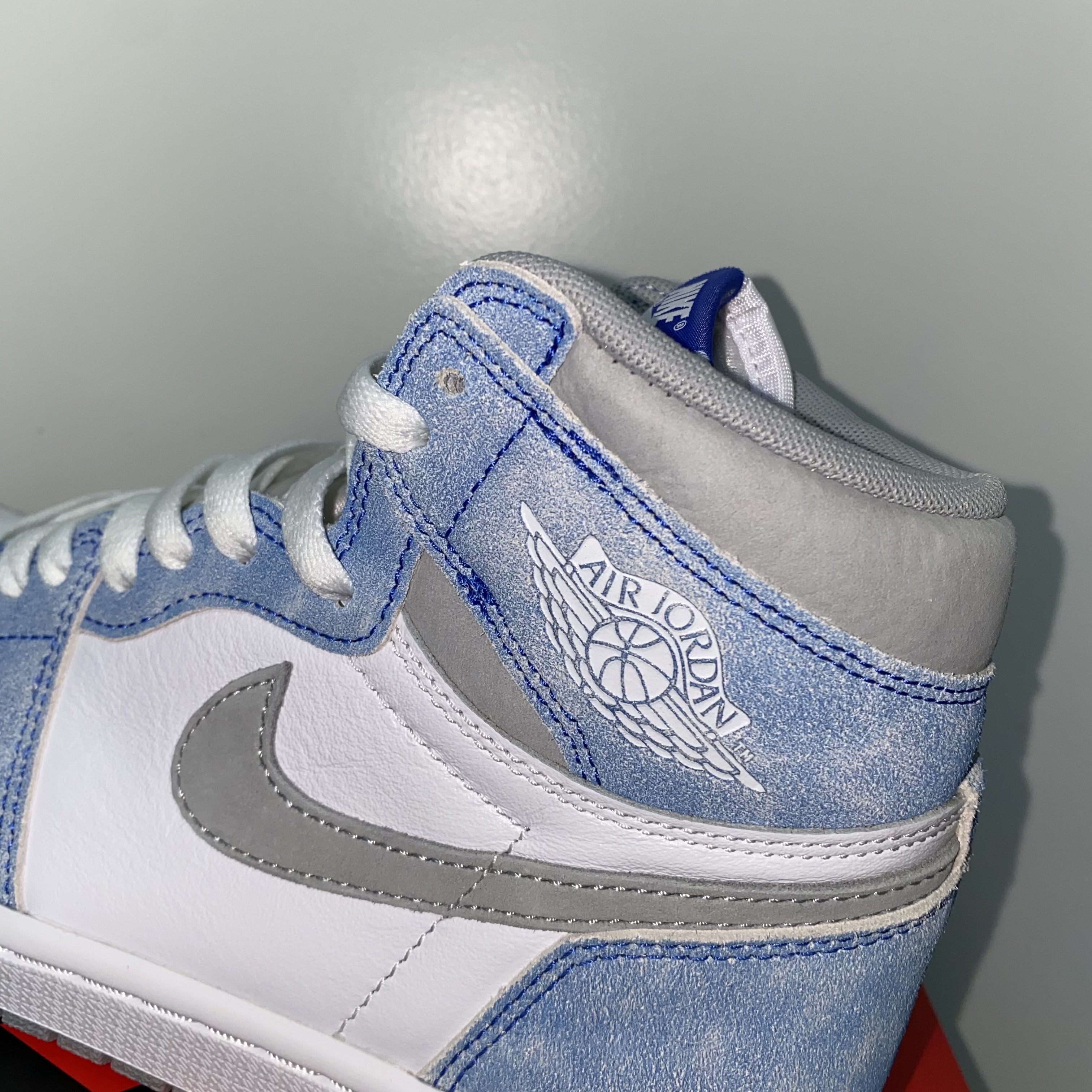 Jordan 1 Retro High OG Hyper Royal 착용 스타일 - 2