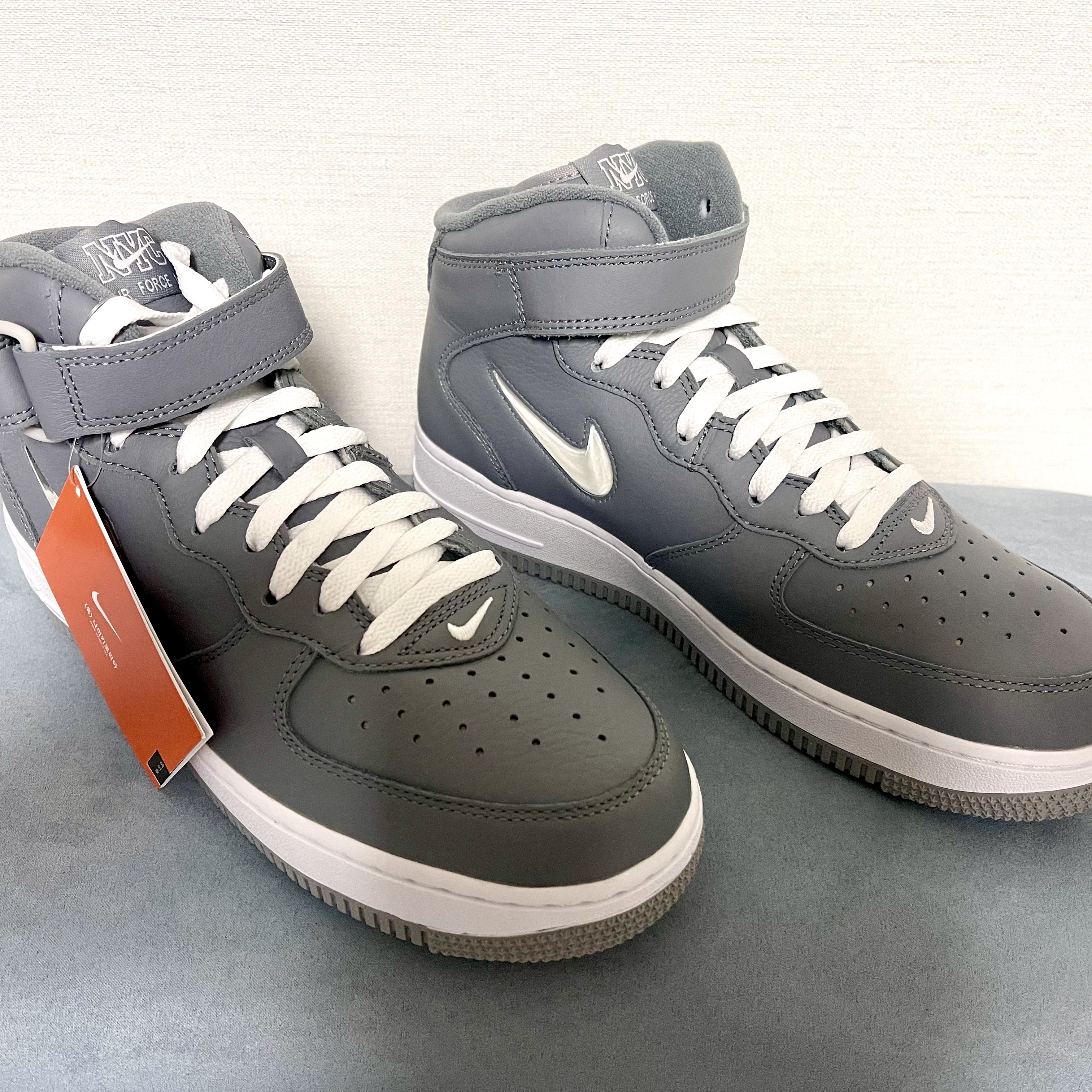 Nike Air Force 1 Mid QS NYC Cool Grey 착용 스타일 - 1