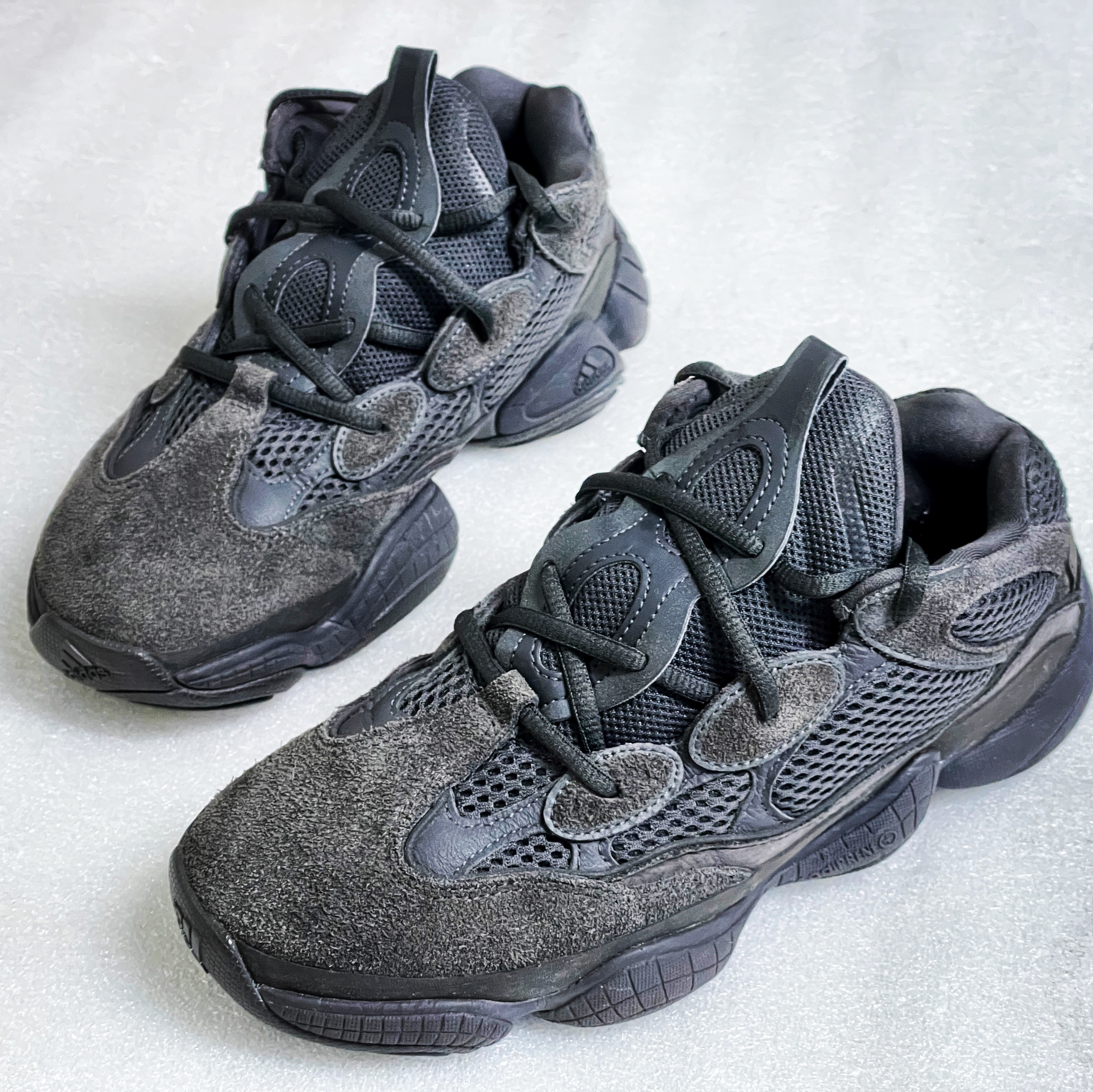 Adidas Yeezy 500 Utility Black 2018/2020 착용 스타일 - 1