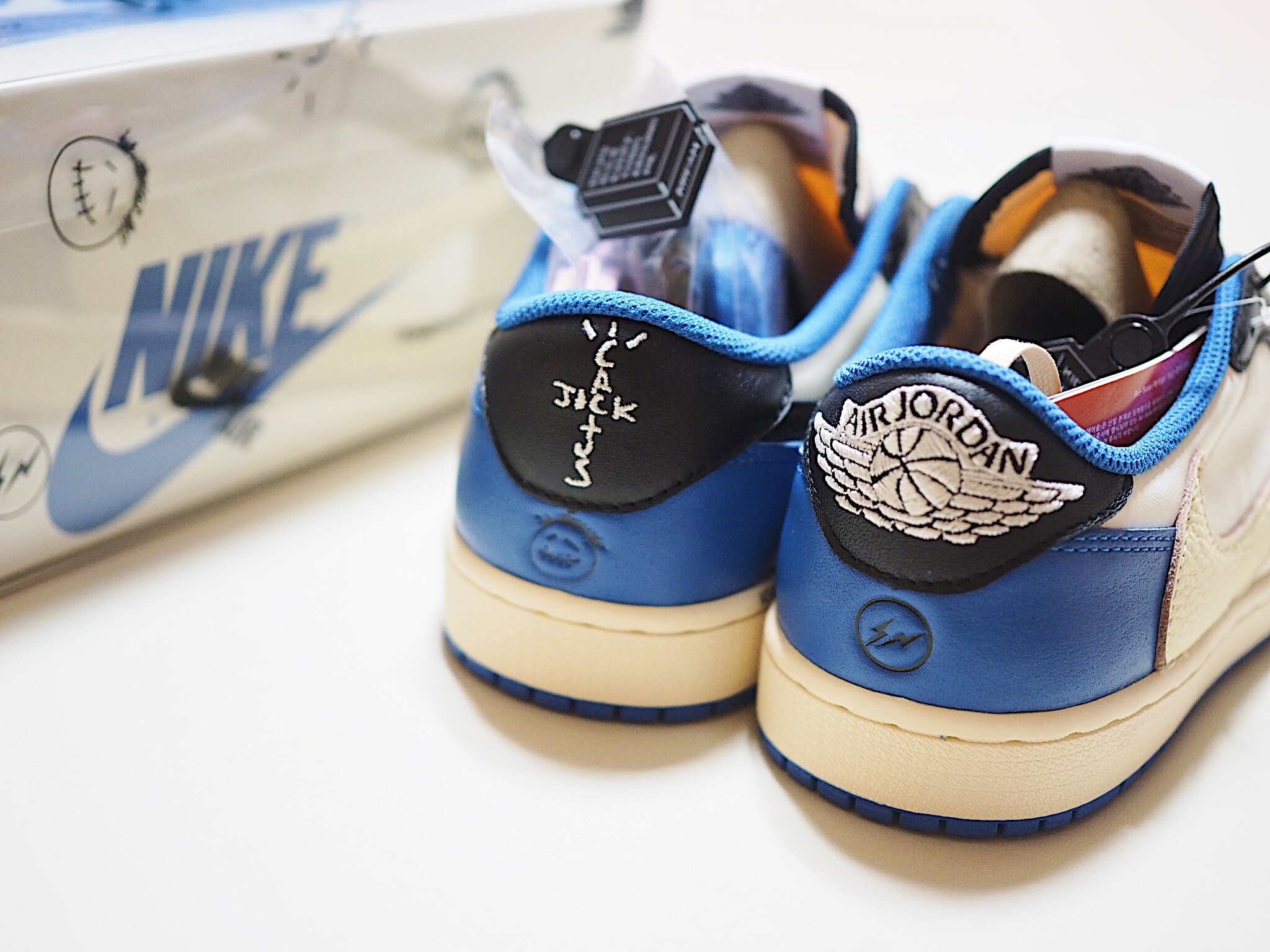 Jordan 1 x Travis Scott x Fragment Retro Low OG SP Military Blue 착용 스타일 - 3