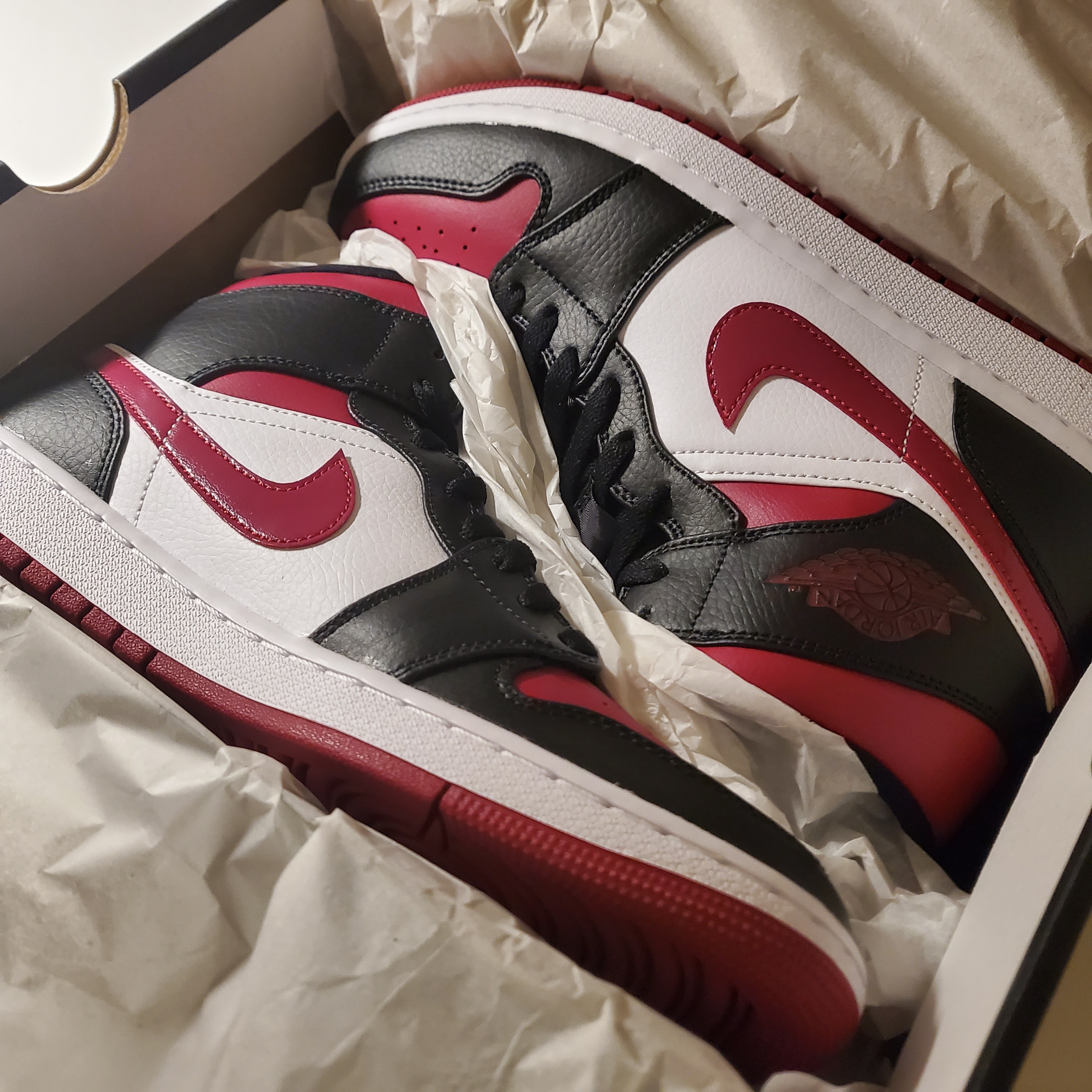 Jordan 1 Mid Gym Red Black White, Jordan 1 Retro High OG Hyper Royal 착용 스타일 - 1