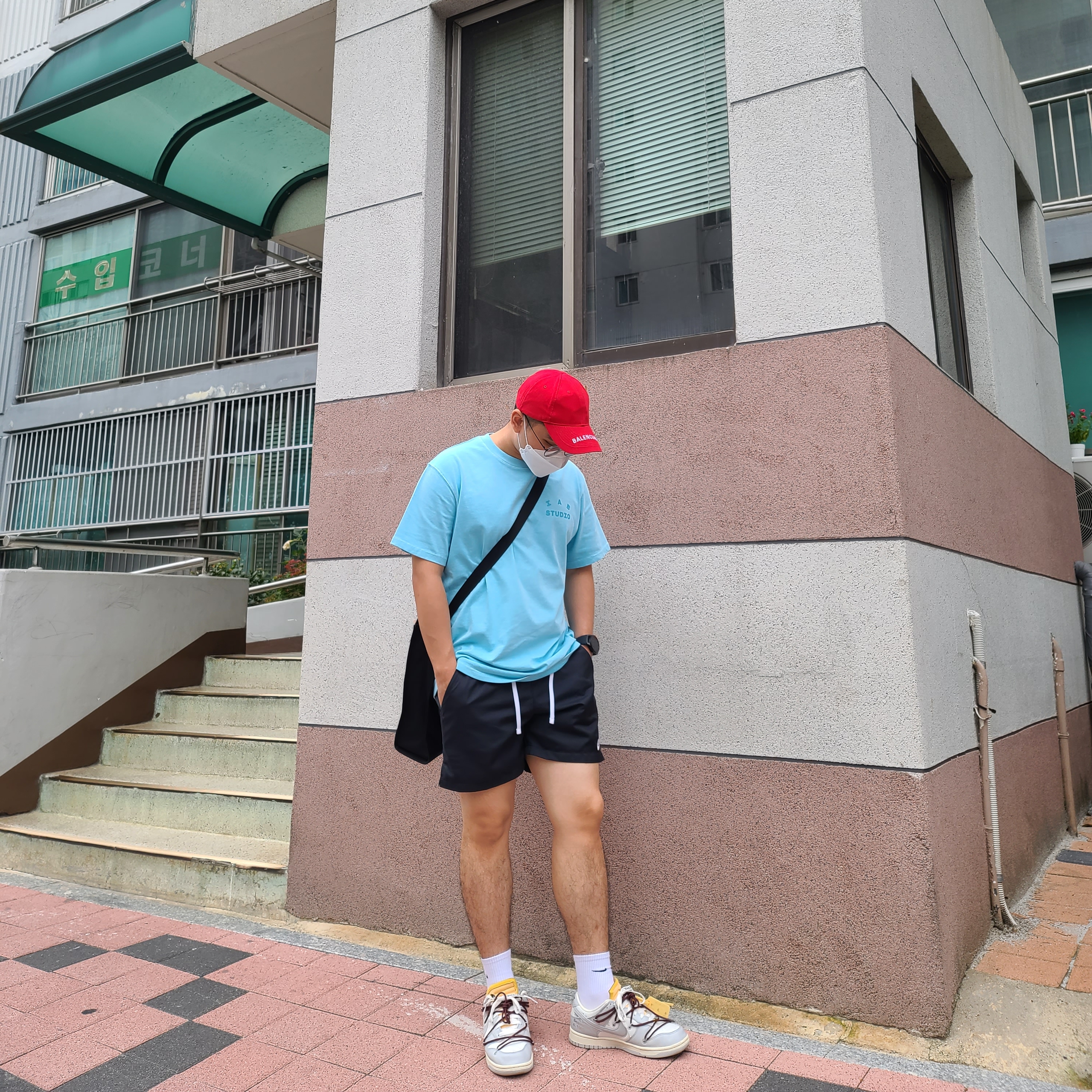 IAB Studio Pigment T-Shirt Cyan, Nike x Off-White Dunk Low The 50 - Lot 46 착용 스타일