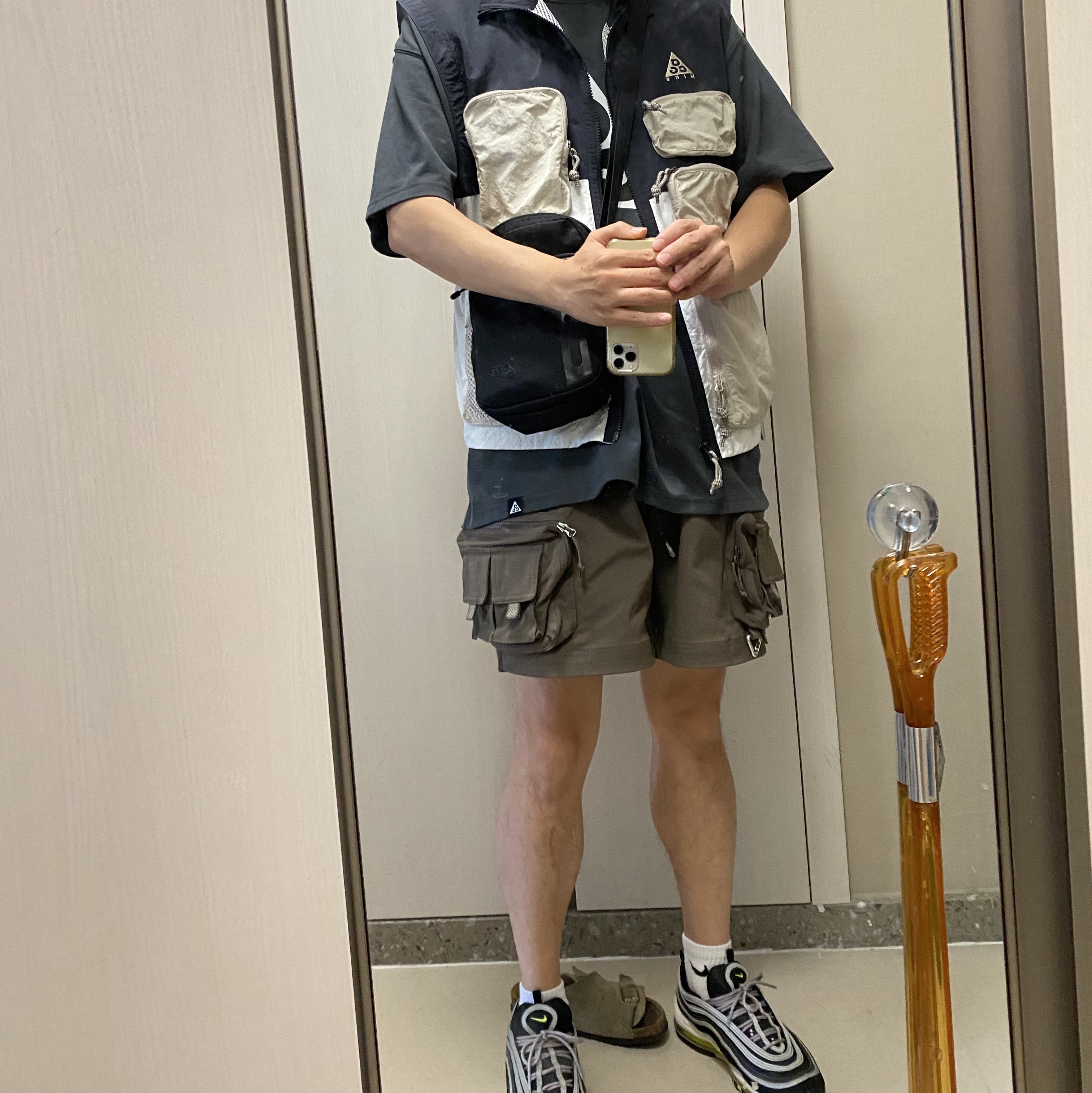 Nike ACG Utility Vest Black Summit White - Asia, Nike ACG Cargo Shorts Ironstone - Asia 착용 스타일