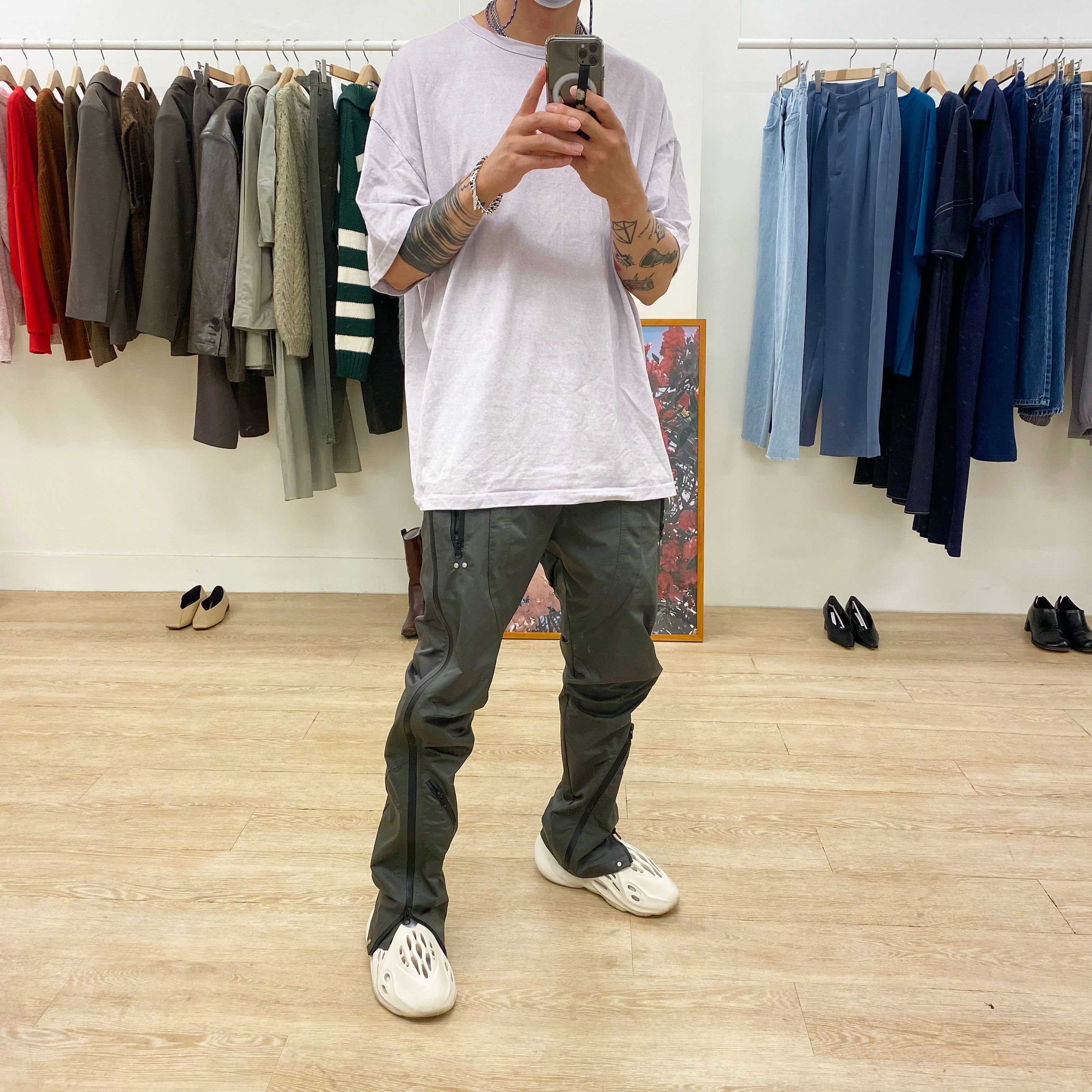 Adidas Yeezy Foam RNNR Sand 착용 스타일