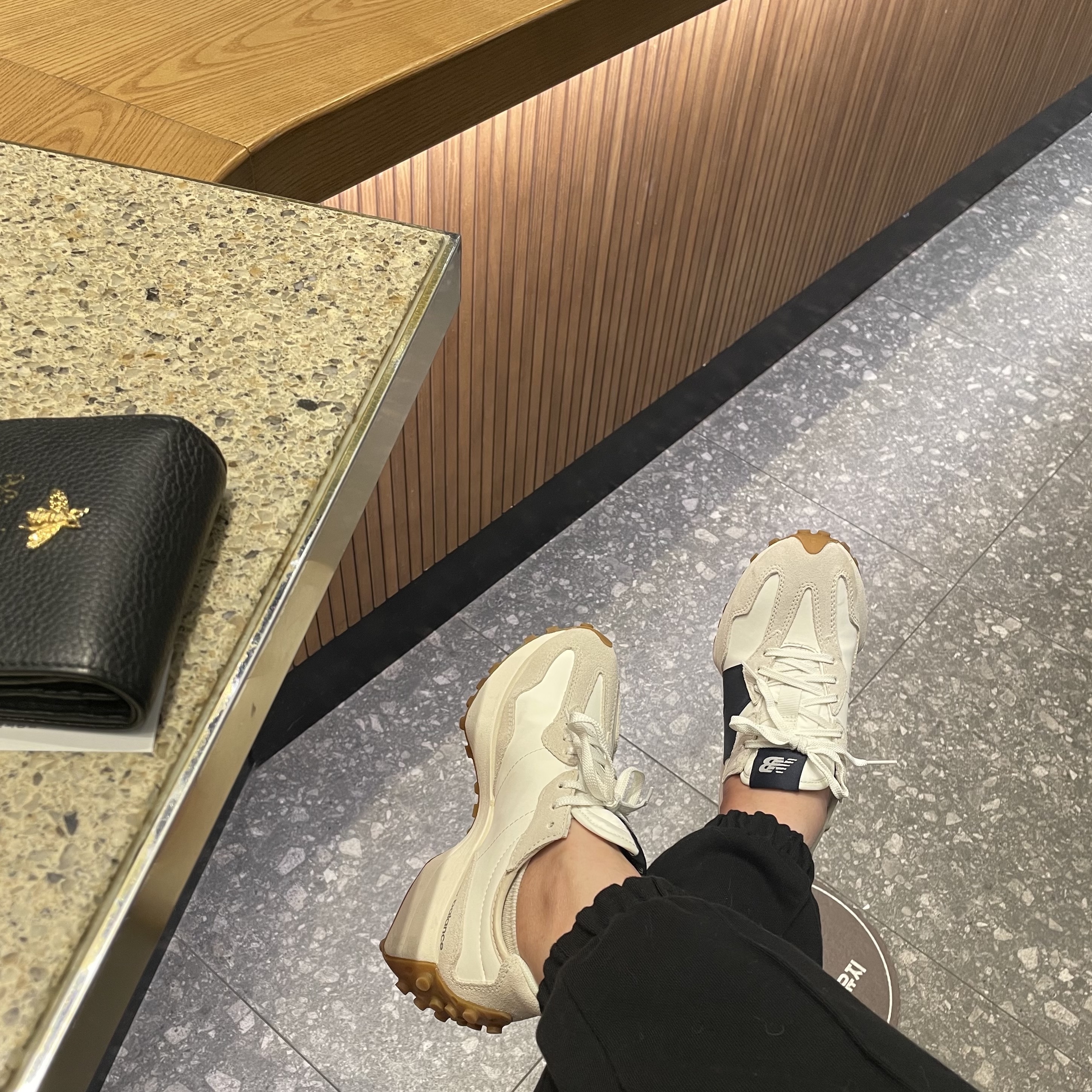 (W) New Balance 327 Beige Gum 착용 스타일
