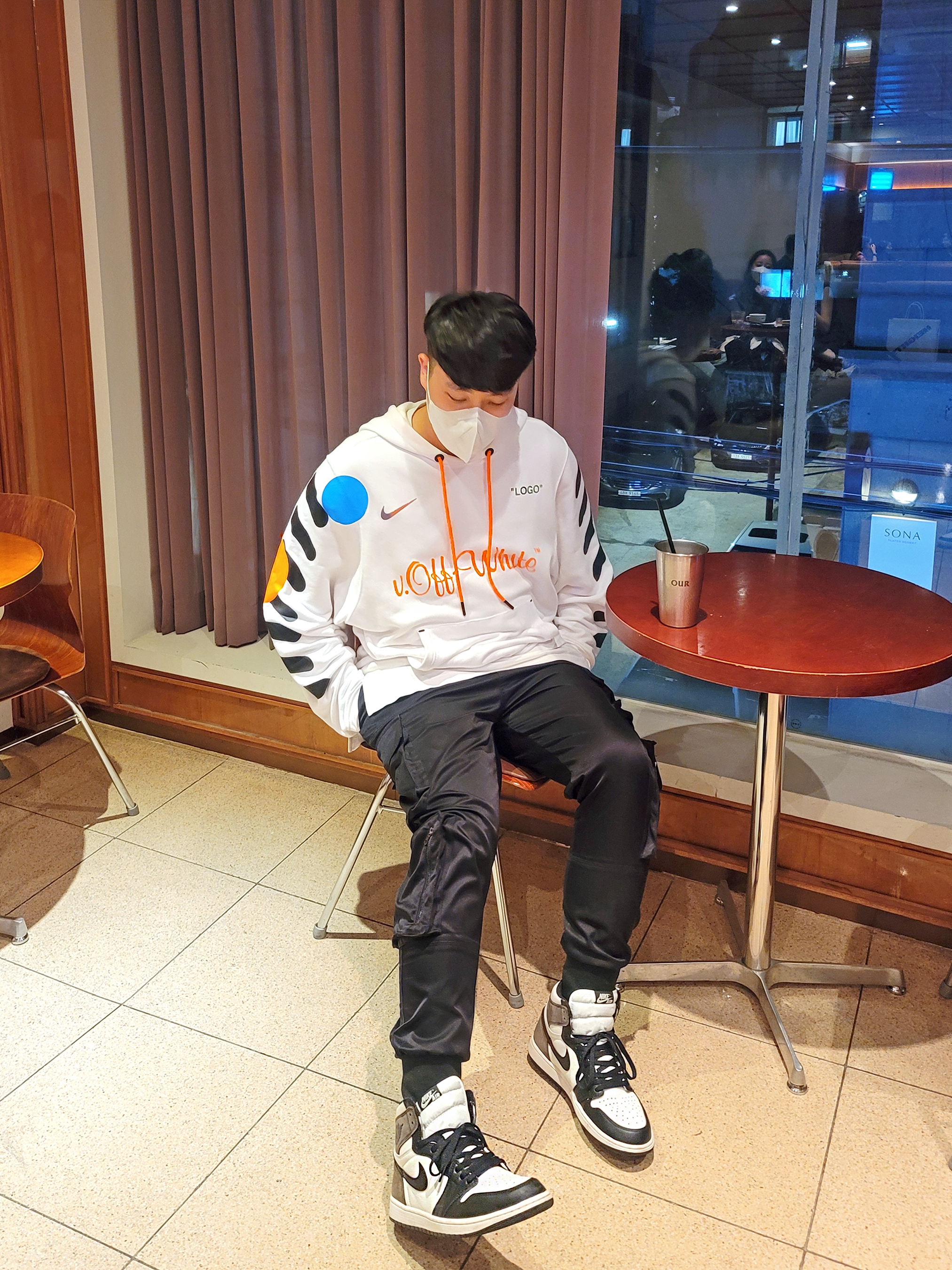 Jordan 1 Retro High OG Black Mocha, Nike x Off-White NRG Football Jersey Home 착용 스타일 - 1