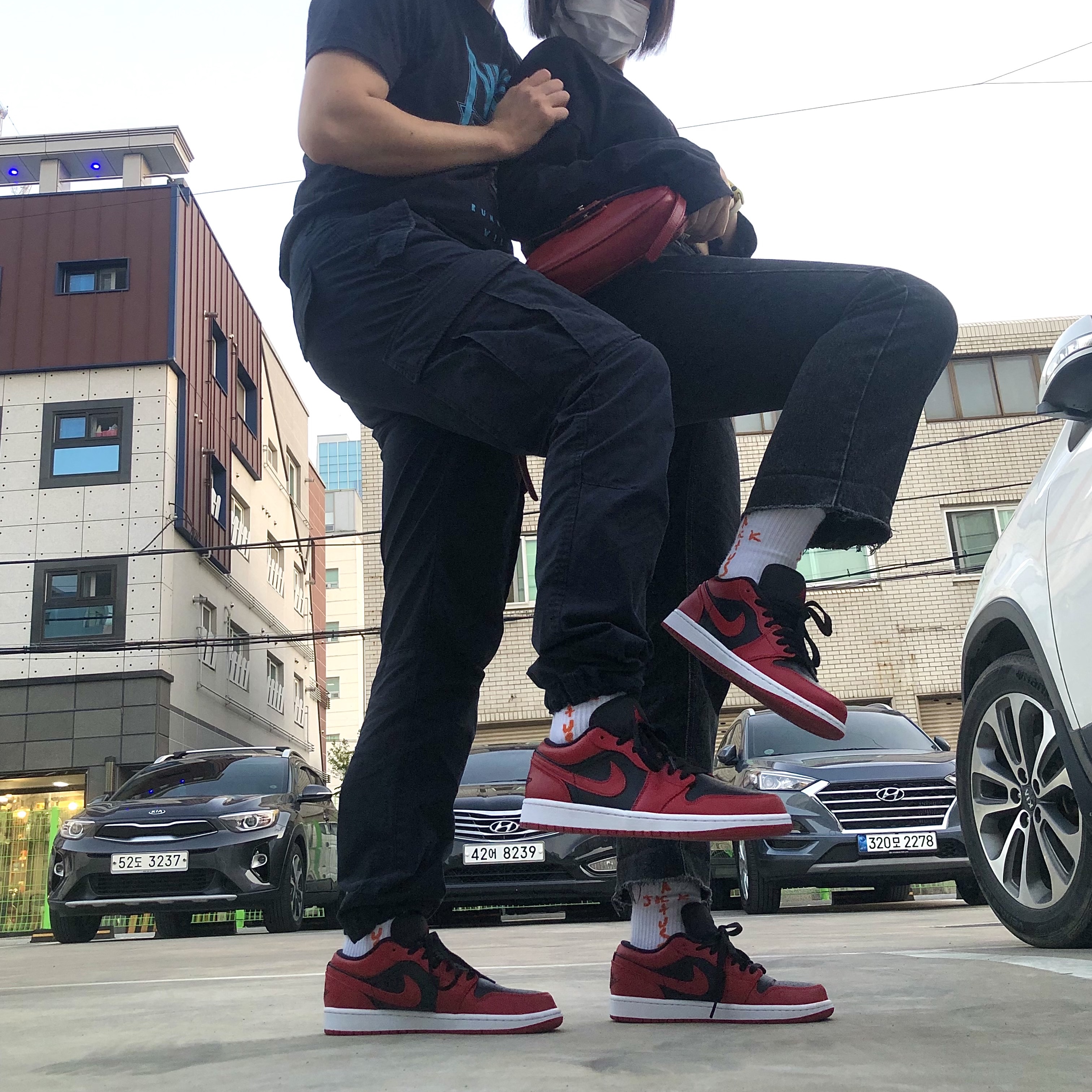 Jordan 1 Low Varsity Red 착용 스타일