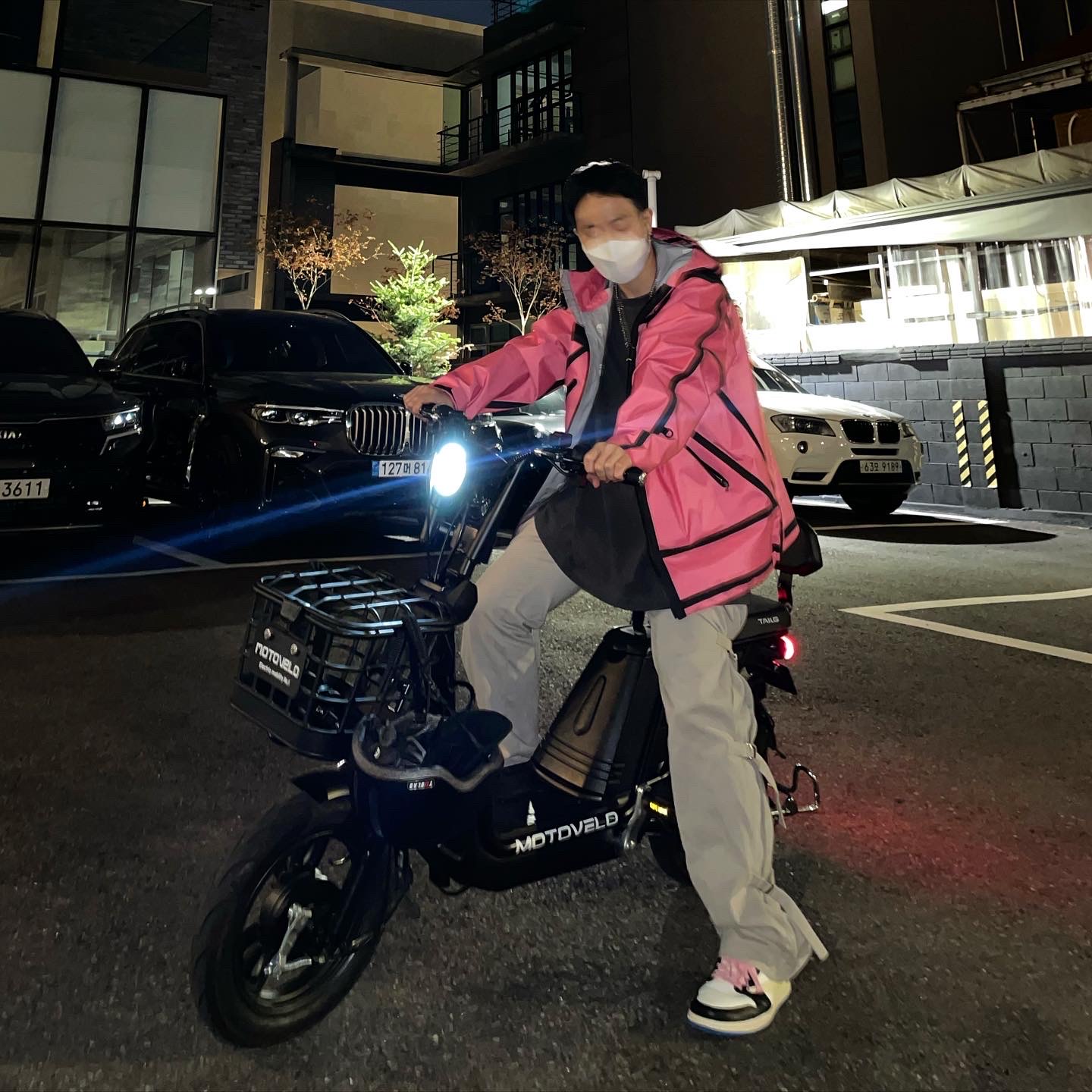 Supreme x The North Face Summit Series Outer Tape Seam Jacket Pink - 21SS, Jordan 1 x Travis Scott x Fragment Retro Low OG SP Military Blue 착용 스타일 - 2