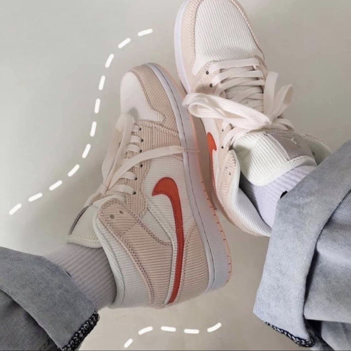 (W) Jordan 1 Mid SE Corduroy 착용 스타일 - 2