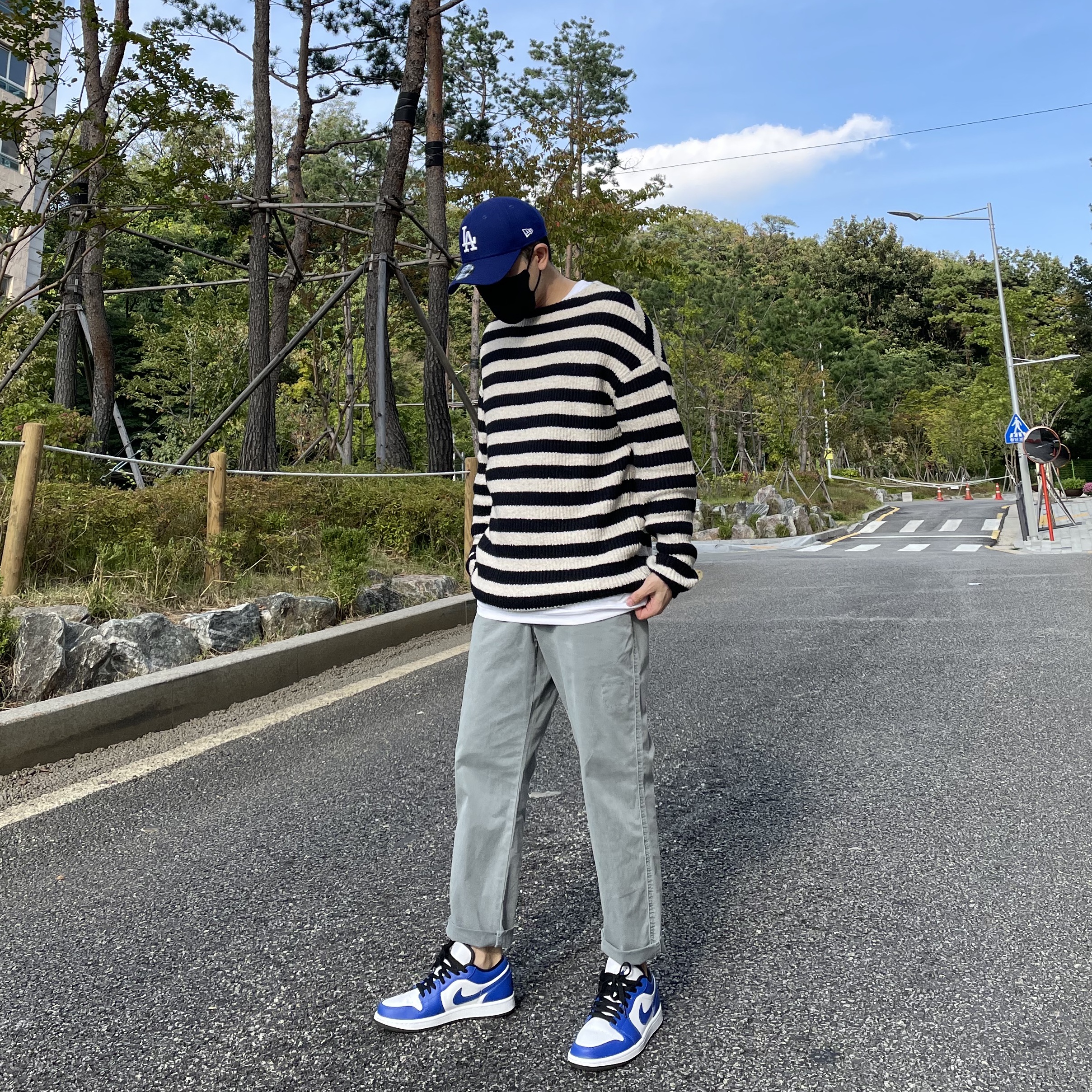 Jordan 1 Low Hyper Royal 착용 스타일 - 2