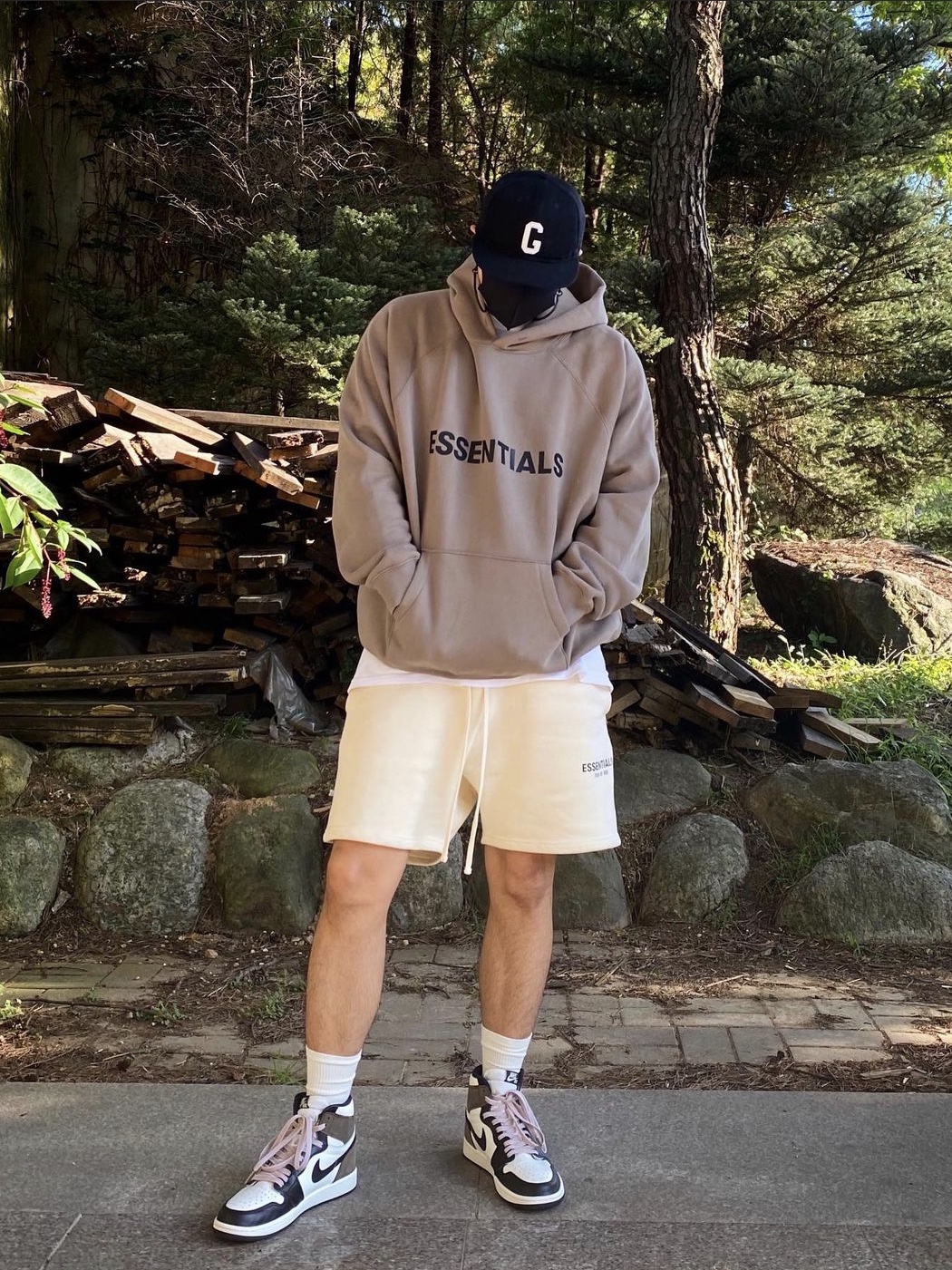 Essentials Fleece Shorts Buttercream - 20SS, Essentials 3D Silicon Applique Pullover Hoodie Taupe - 20FW 착용 스타일