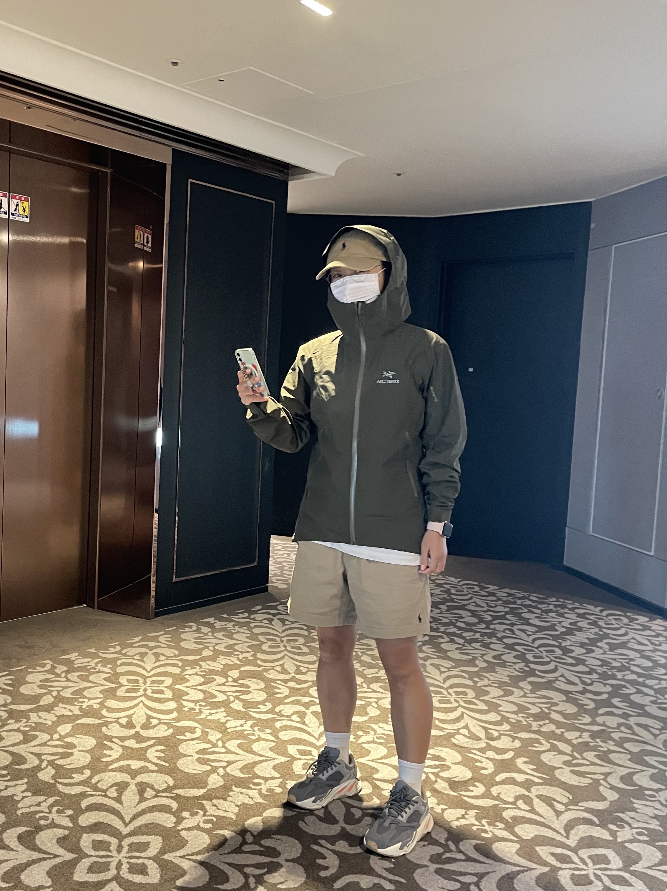 Adidas Yeezy Boost 700 Magnet 착용 스타일