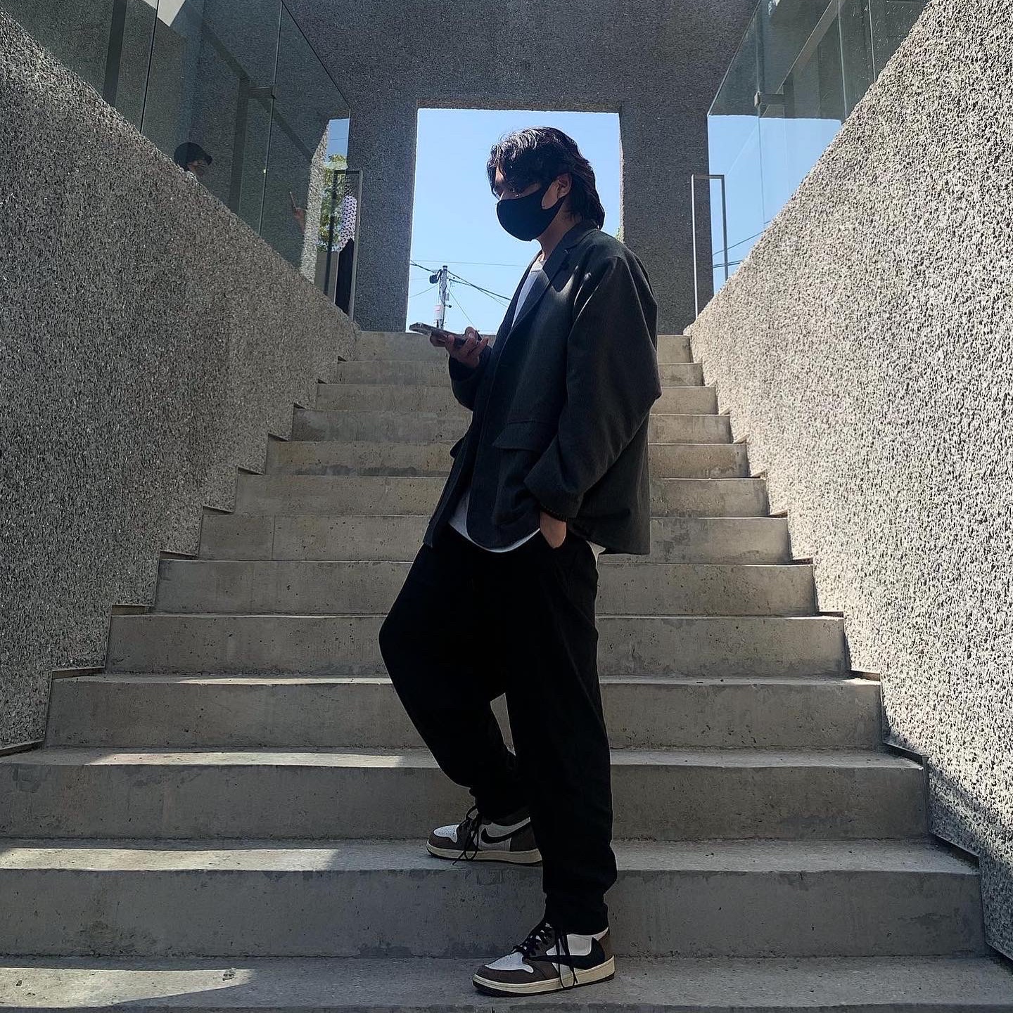Jordan 1 x Travis Scott Retro High OG SP Mocha, Nike x Fear of God Warm Up T-Shirt Pale Ivory 착용 스타일