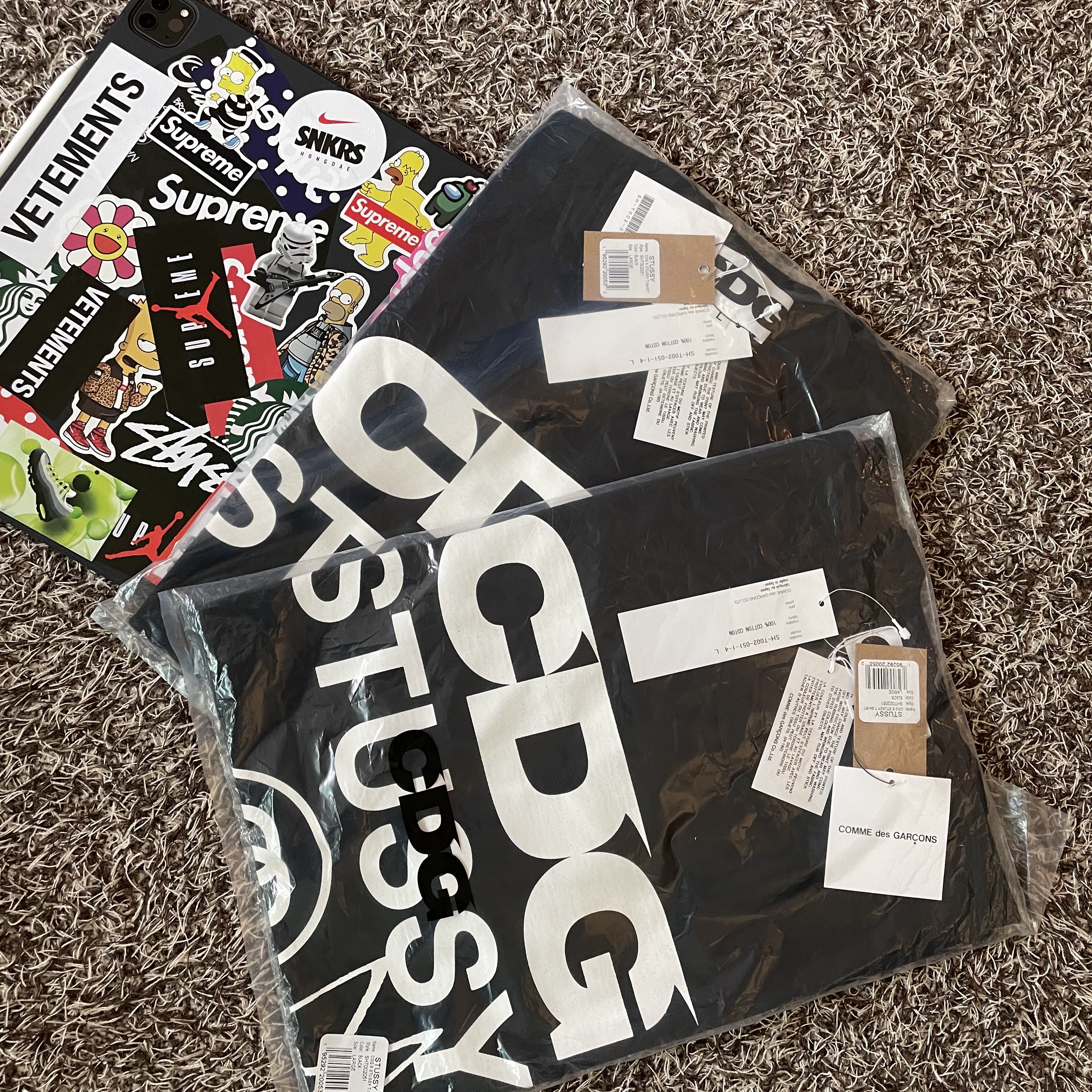 CDG x Stussy T-Shirt Black 착용 스타일