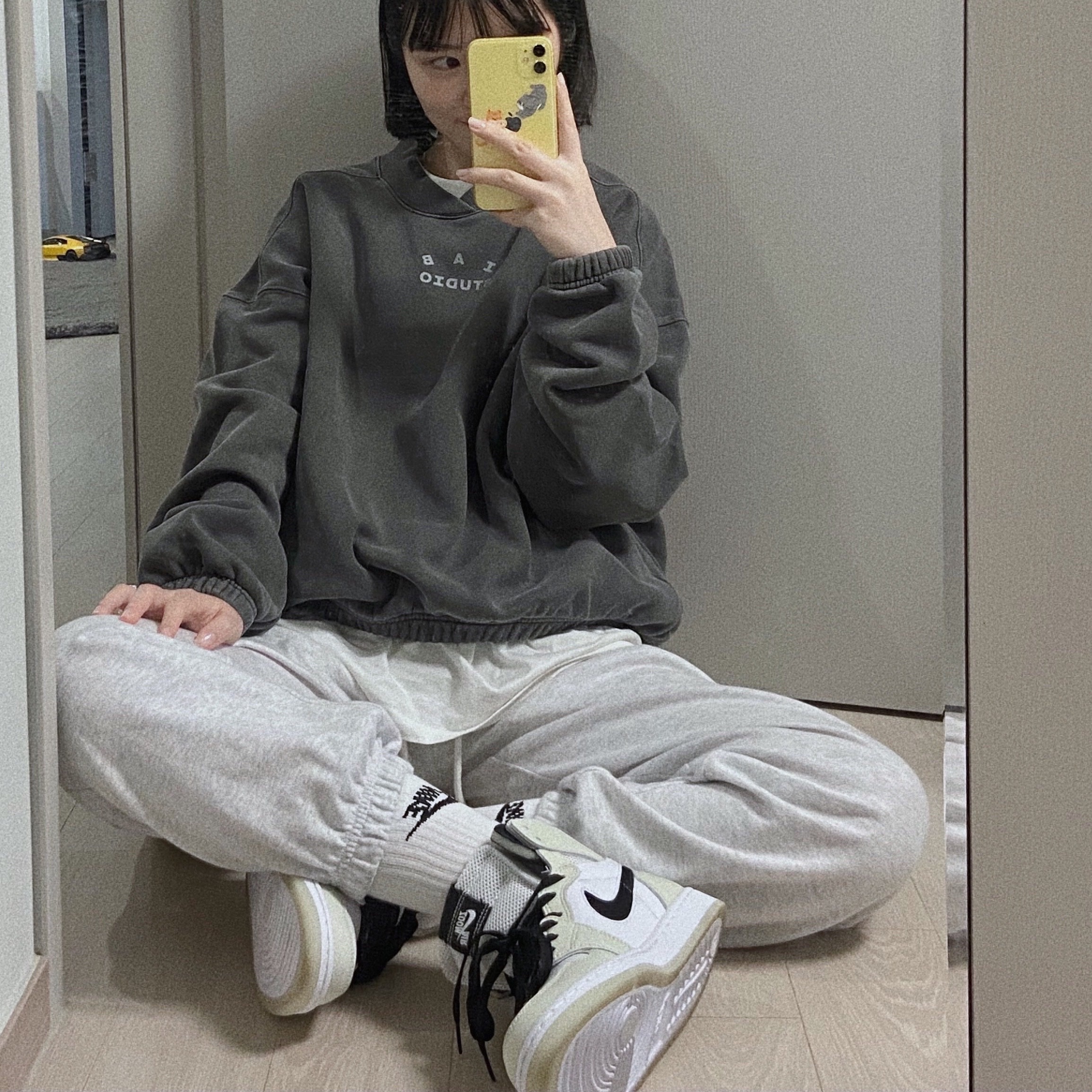 IAB Studio Pigment Crewneck Black, (W) Jordan 1 Zoom Air CMFT Light Bone 착용 스타일