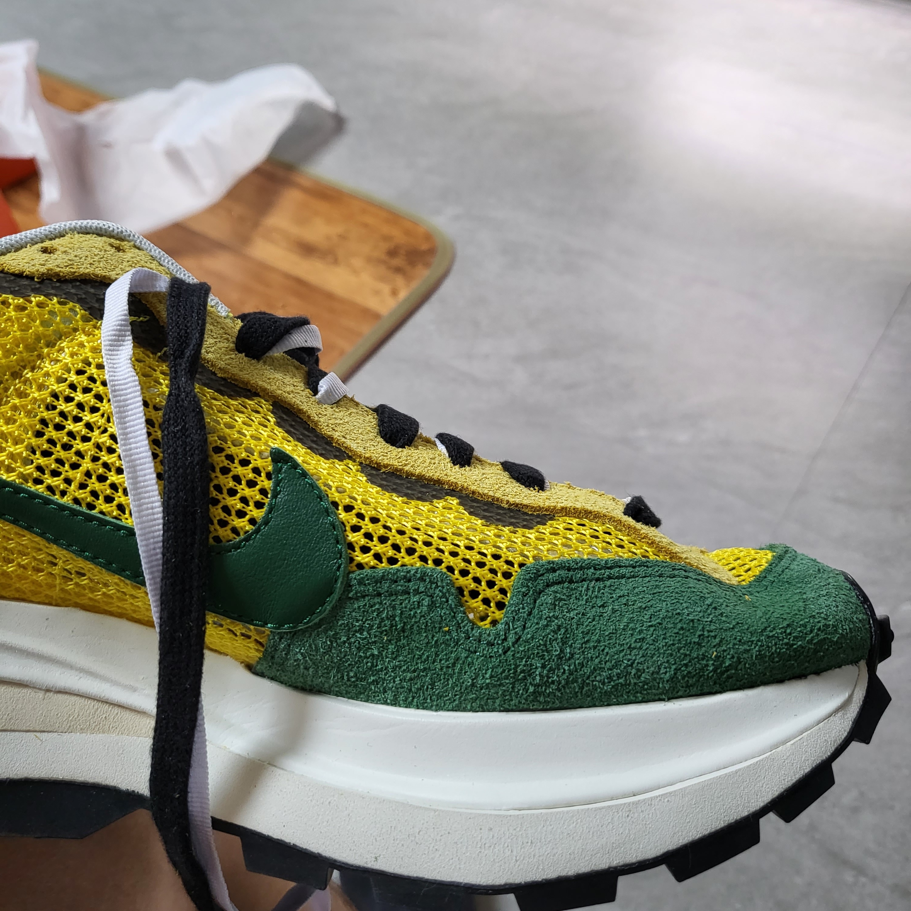 Nike x Sacai VaporWaffle Tour Yellow & Gorge Green Sail 착용 스타일 - 2