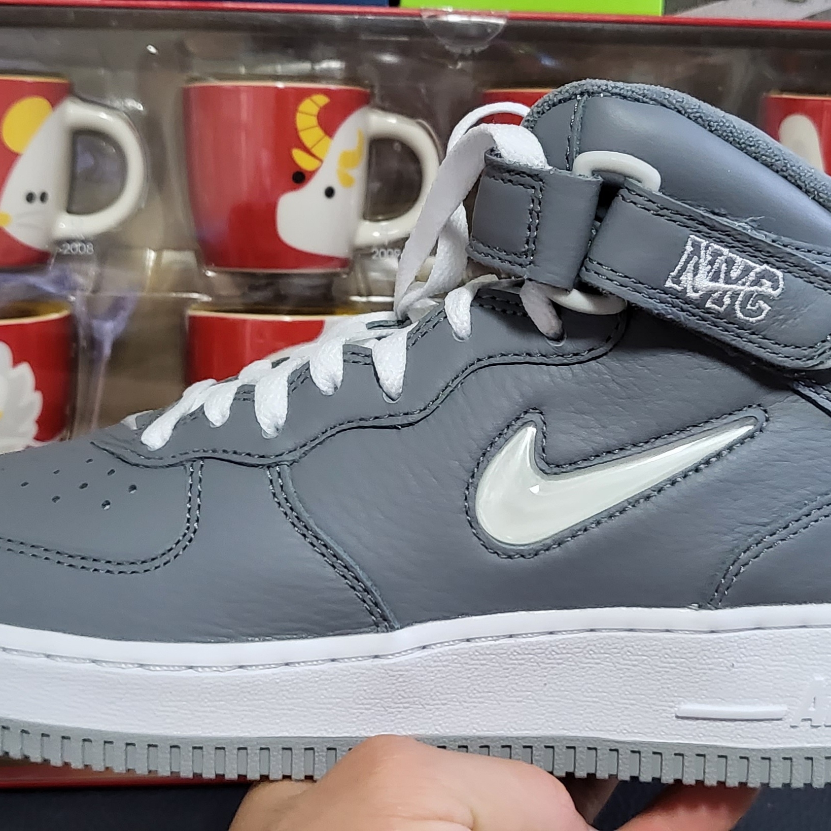 Nike Air Force 1 Mid QS NYC Cool Grey 착용 스타일