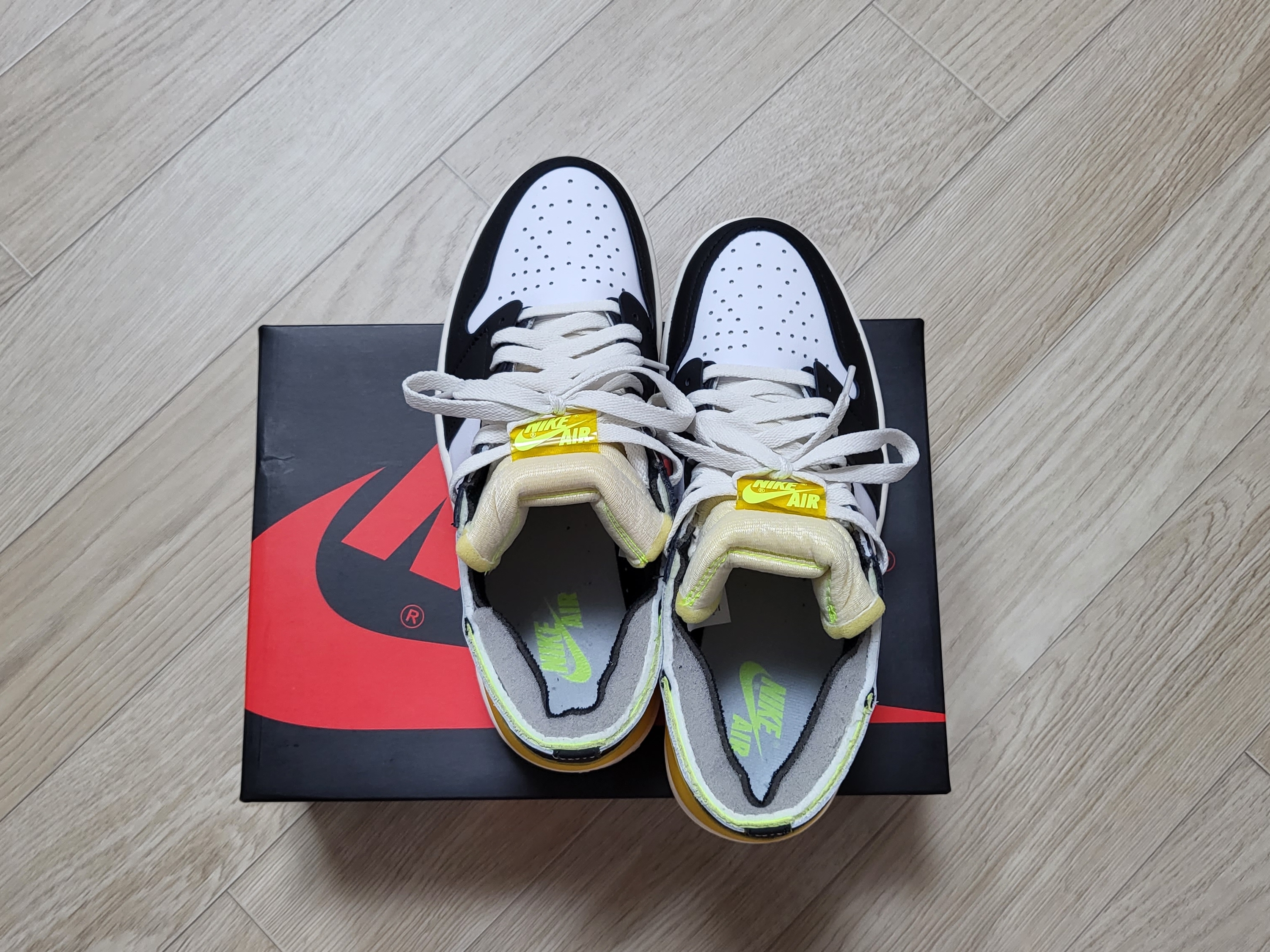 Jordan 1 Retro High OG Volt Gold 착용 스타일 - 4