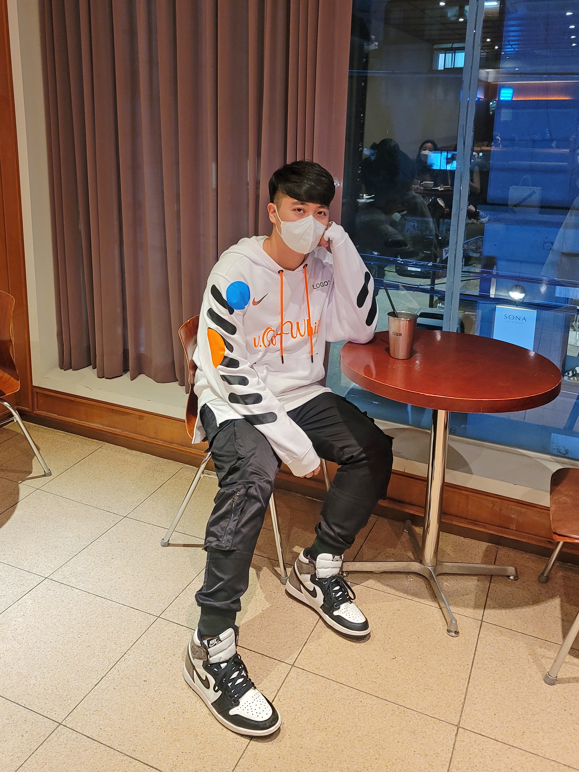 Jordan 1 Retro High OG Black Mocha, Nike x Off-White NRG Football Jersey Home 착용 스타일 - 3