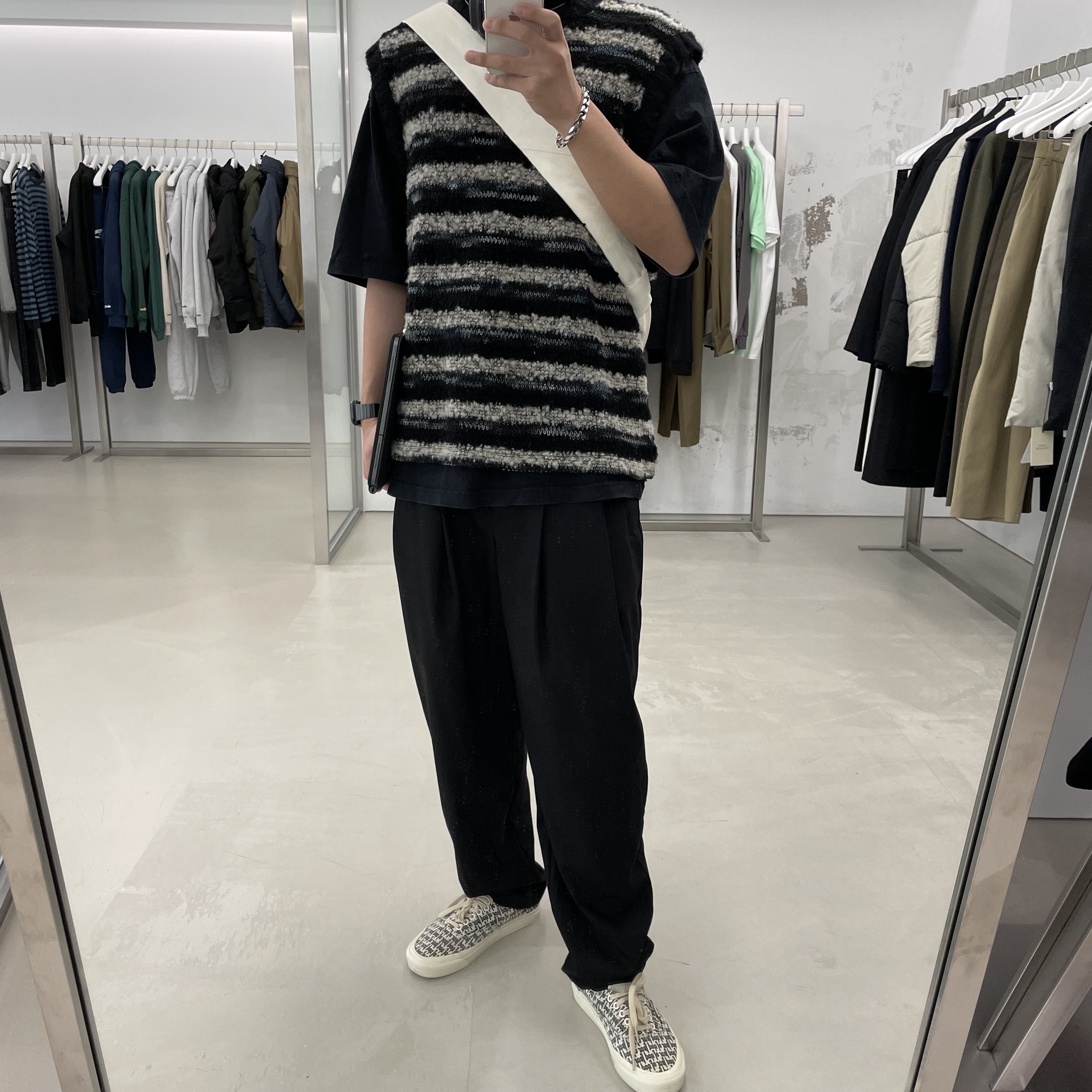 Vans Vault x Fear of God OG Era 95 DX White Black 착용 스타일
