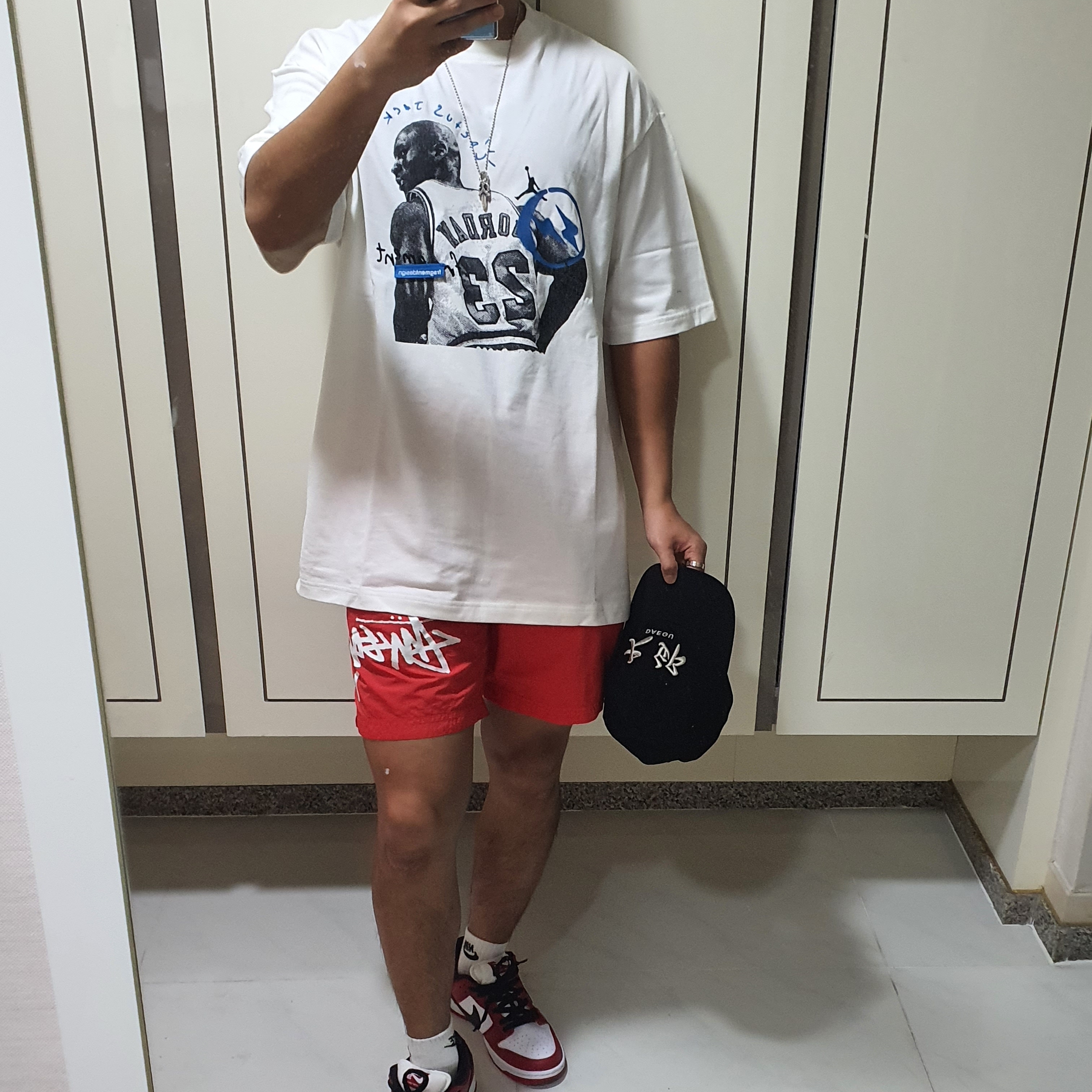 Jordan x Travis Scott x Fragment T-Shirt Sail (DJ0619-133), Nike x Stussy Water Shorts Habanero Red 착용 스타일
